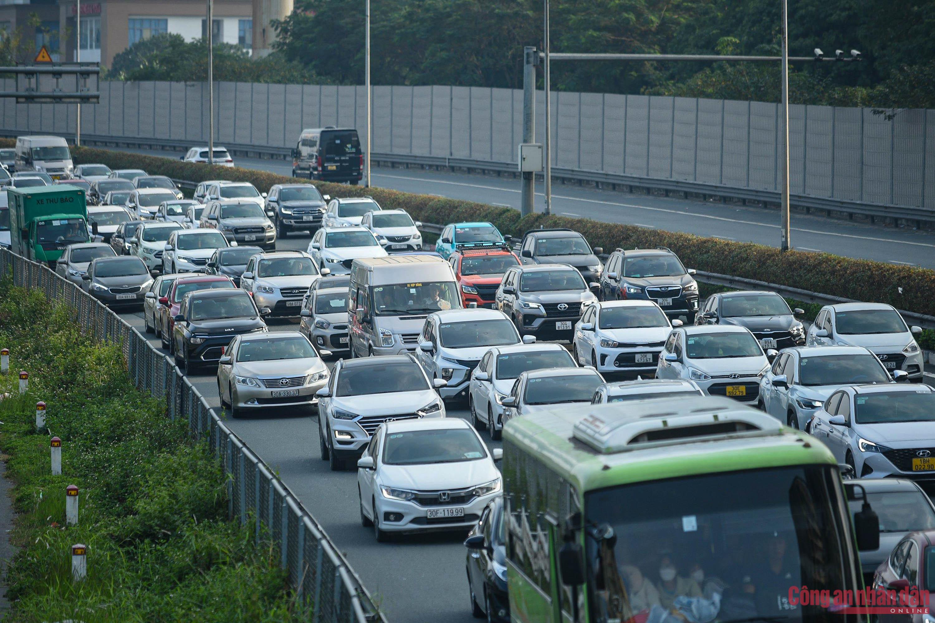 Kết thúc nghỉ Tết, cửa ngõ phía Nam Thủ đô đông nghịt người và xe -1