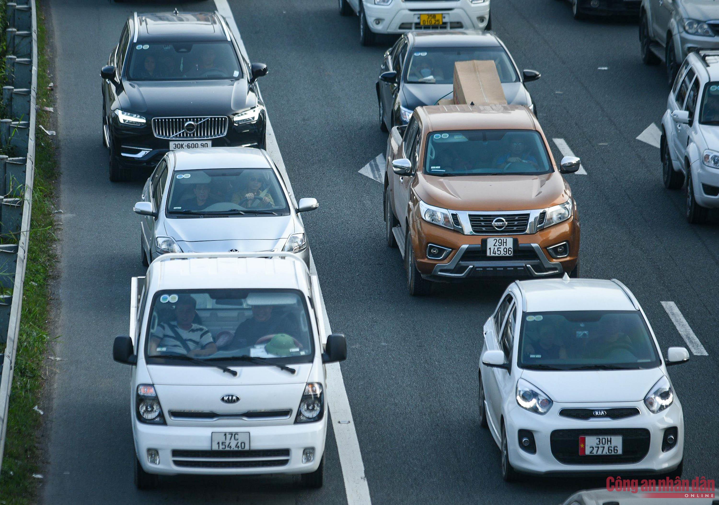Kết thúc nghỉ Tết, cửa ngõ phía Nam Thủ đô đông nghịt người và xe -3