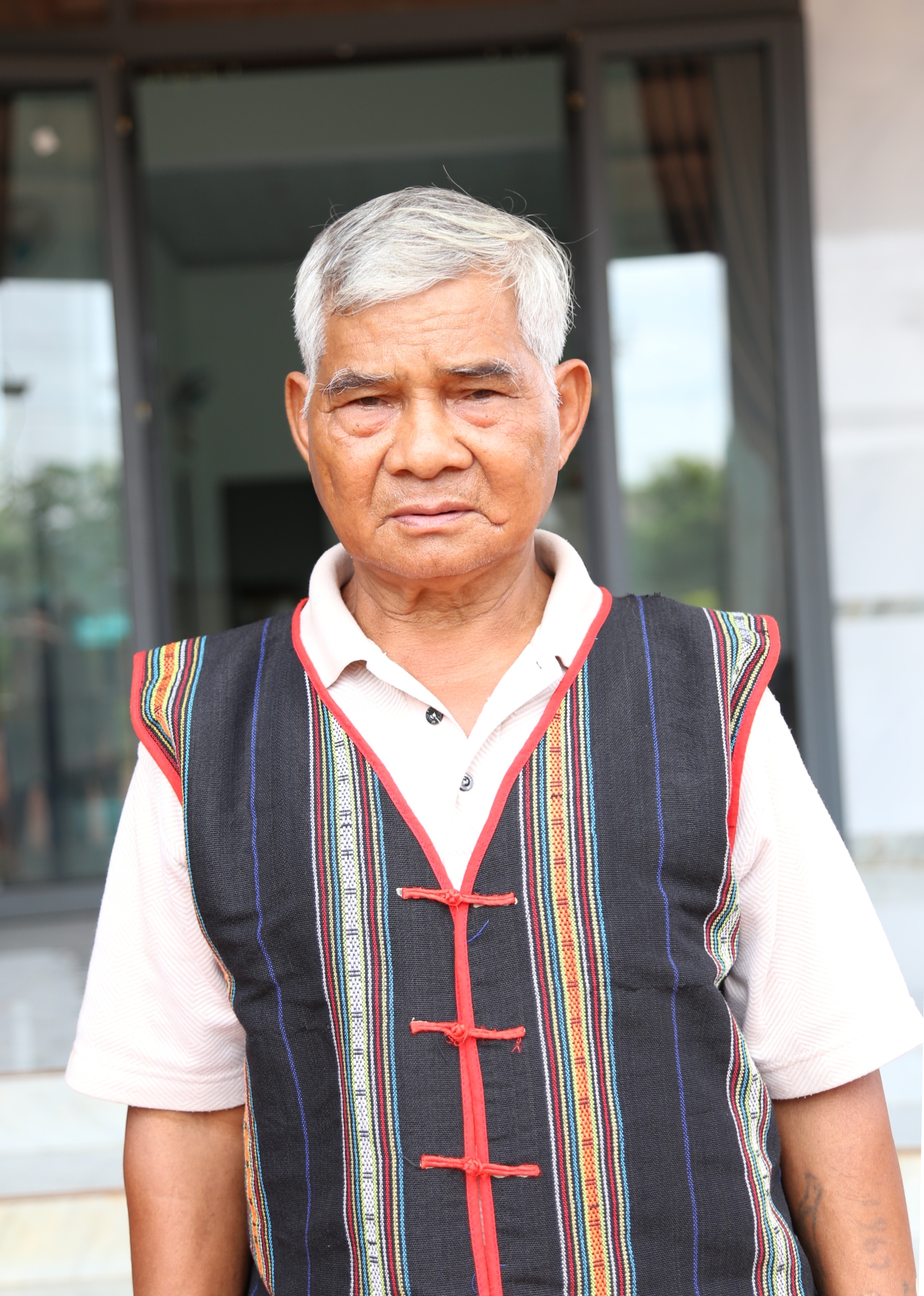 1 chan dung gia lang hiong.jpg -0