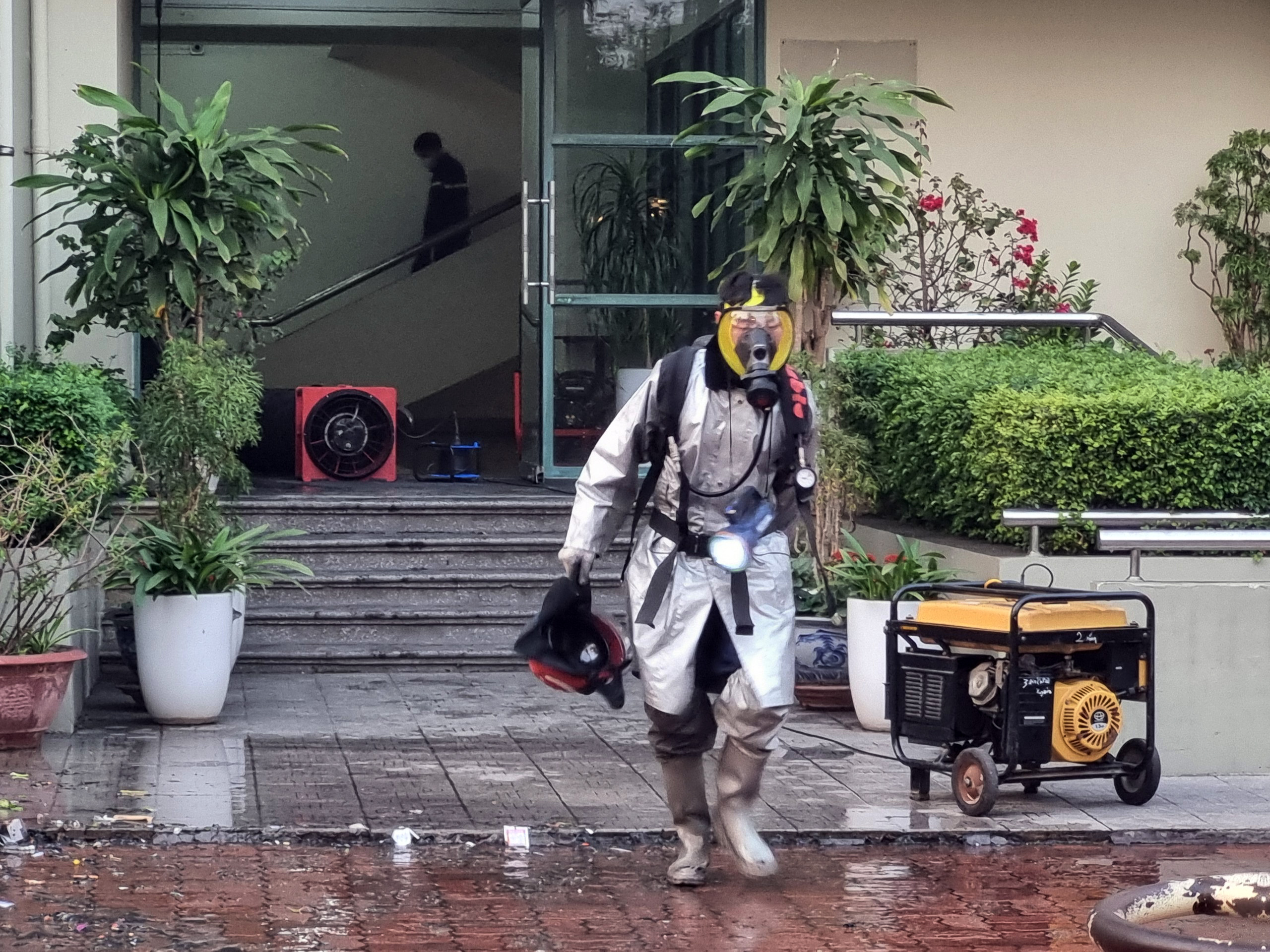 Cháy nhà chứa rác chung cư, Cảnh sát hỗ trợ người dân thoát ra ngoài an toàn. -0