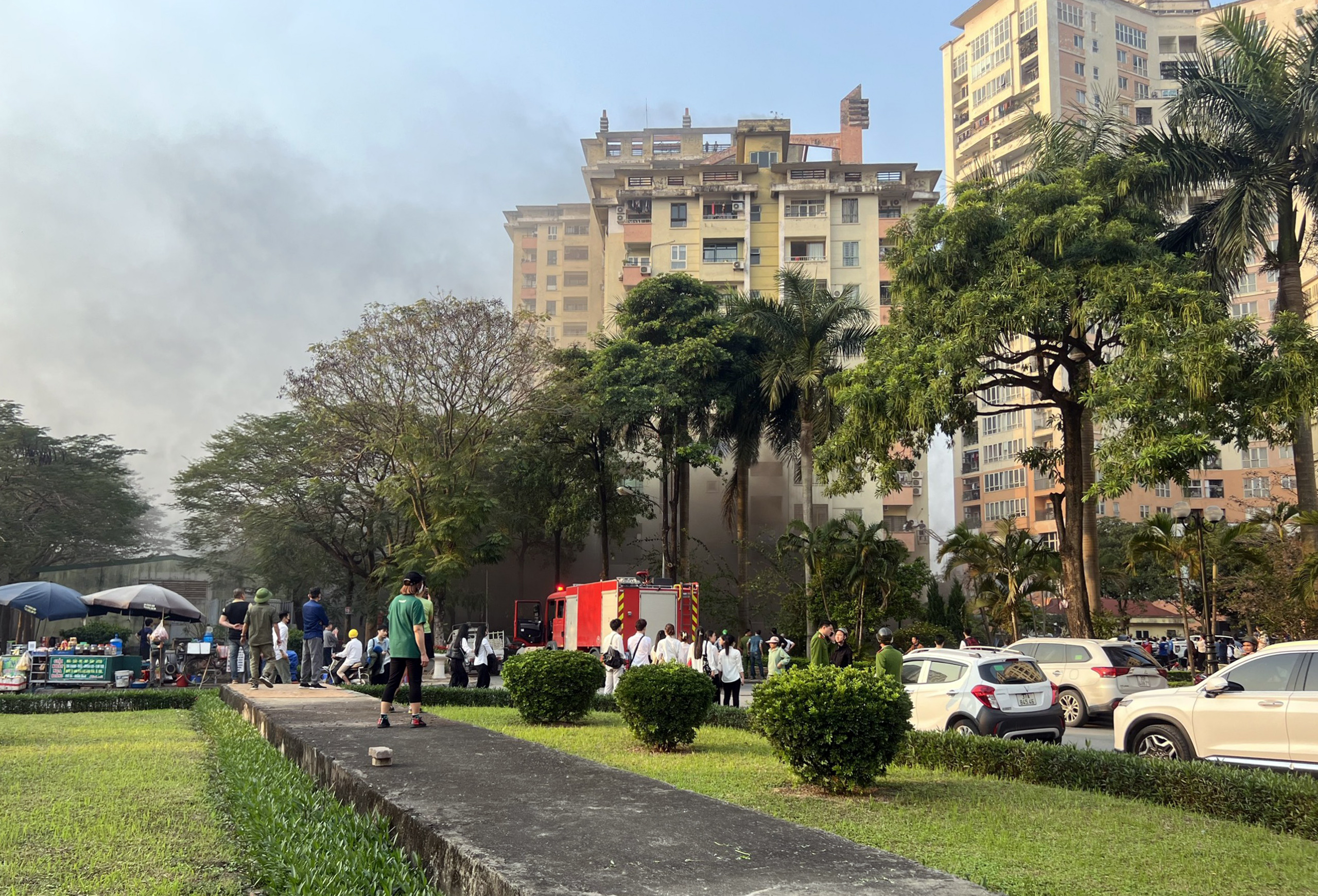 Cháy nhà chứa rác chung cư, Cảnh sát hỗ trợ người dân thoát ra ngoài an toàn. -0