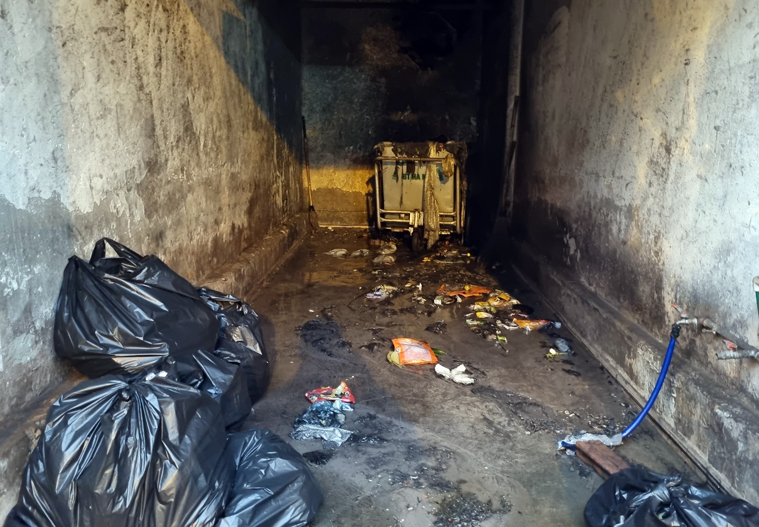 Cháy nhà chứa rác chung cư, Cảnh sát hỗ trợ người dân thoát ra ngoài an toàn. -0