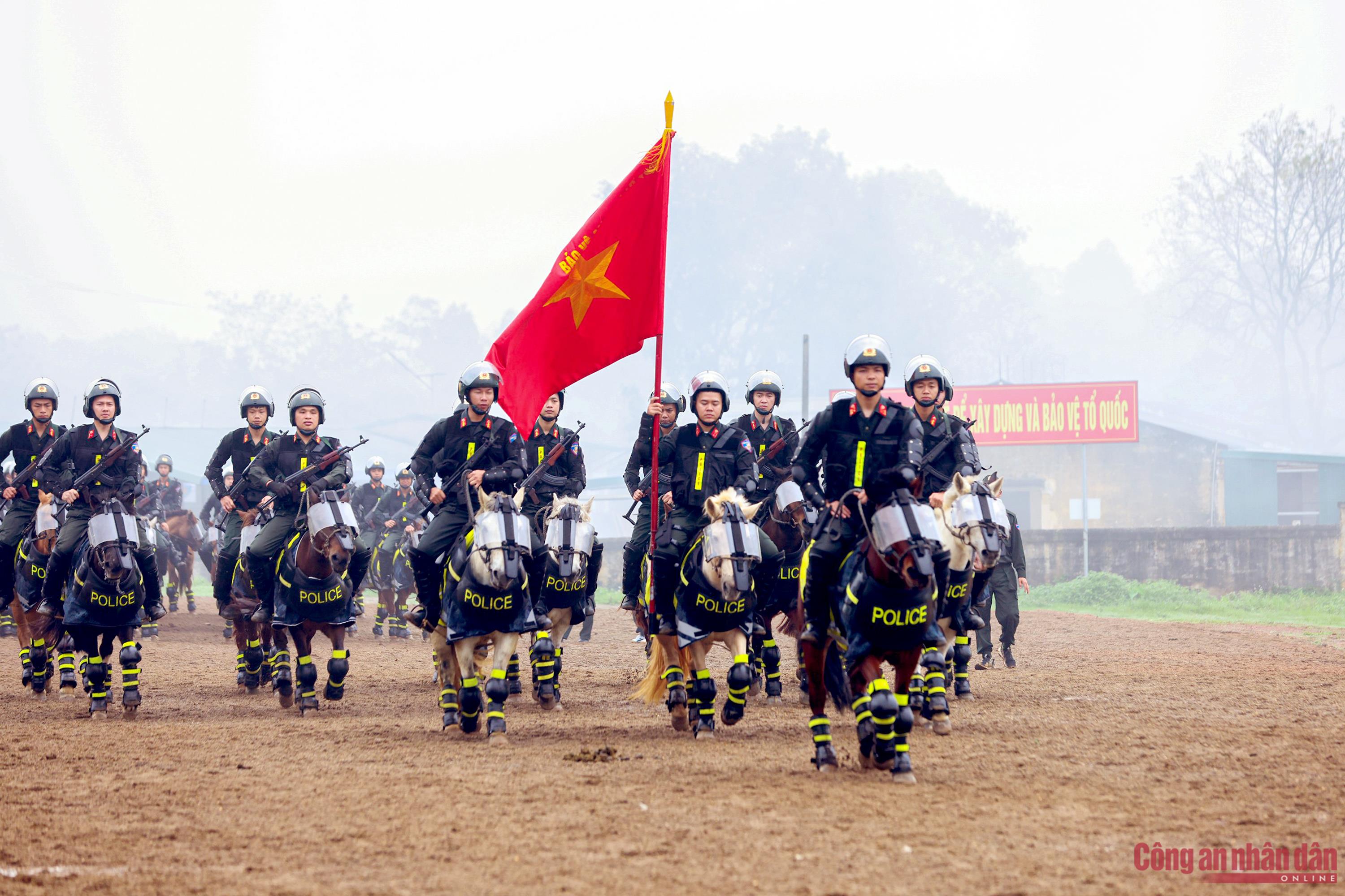 Kỵ binh hăng say luyện tập diễu binh trên thao trường nắng gió
