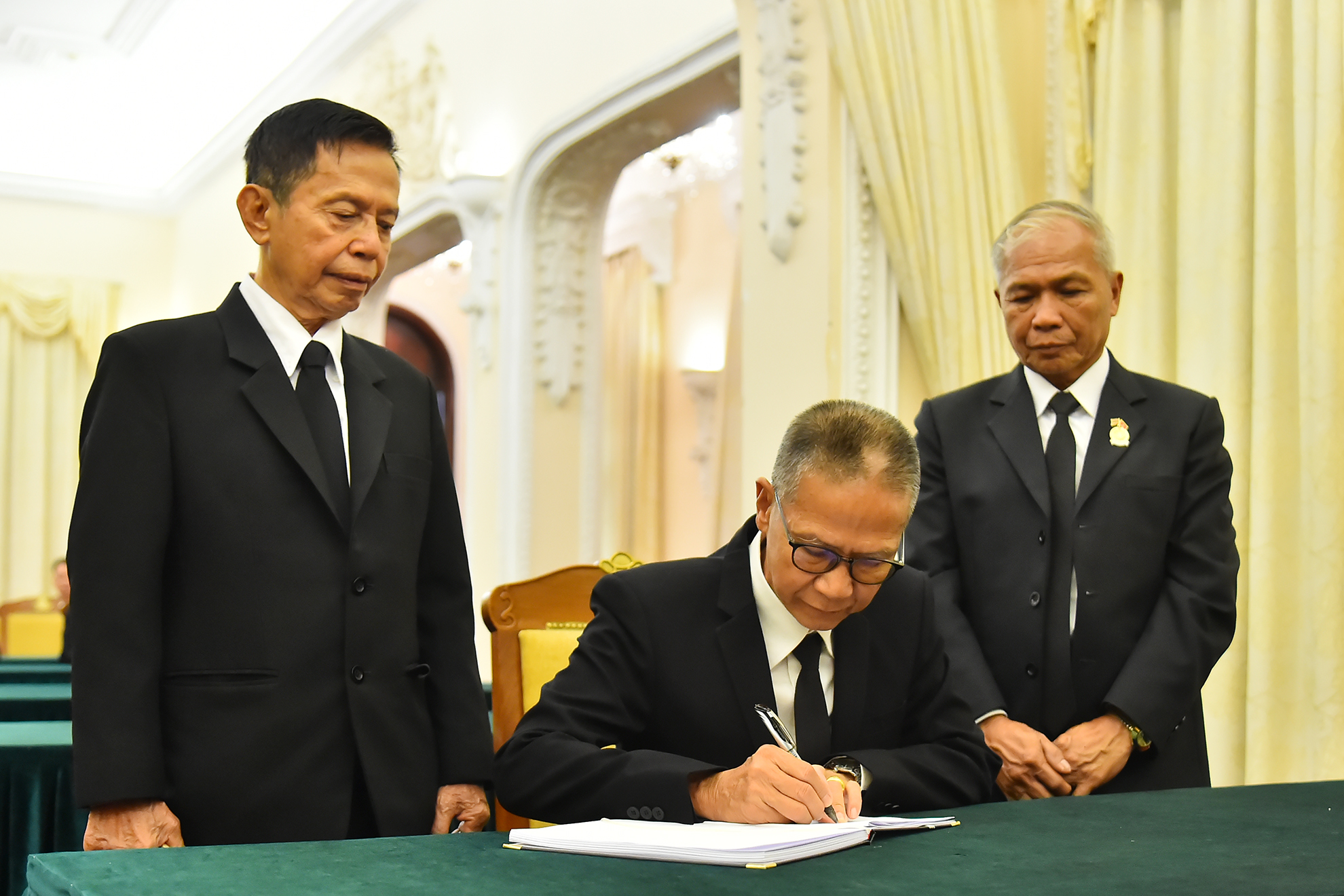 Đại sứ các nước, kiều bào viết sổ tang kính tiễn đưa Tổng Bí thư Nguyễn Phú Trọng - 4