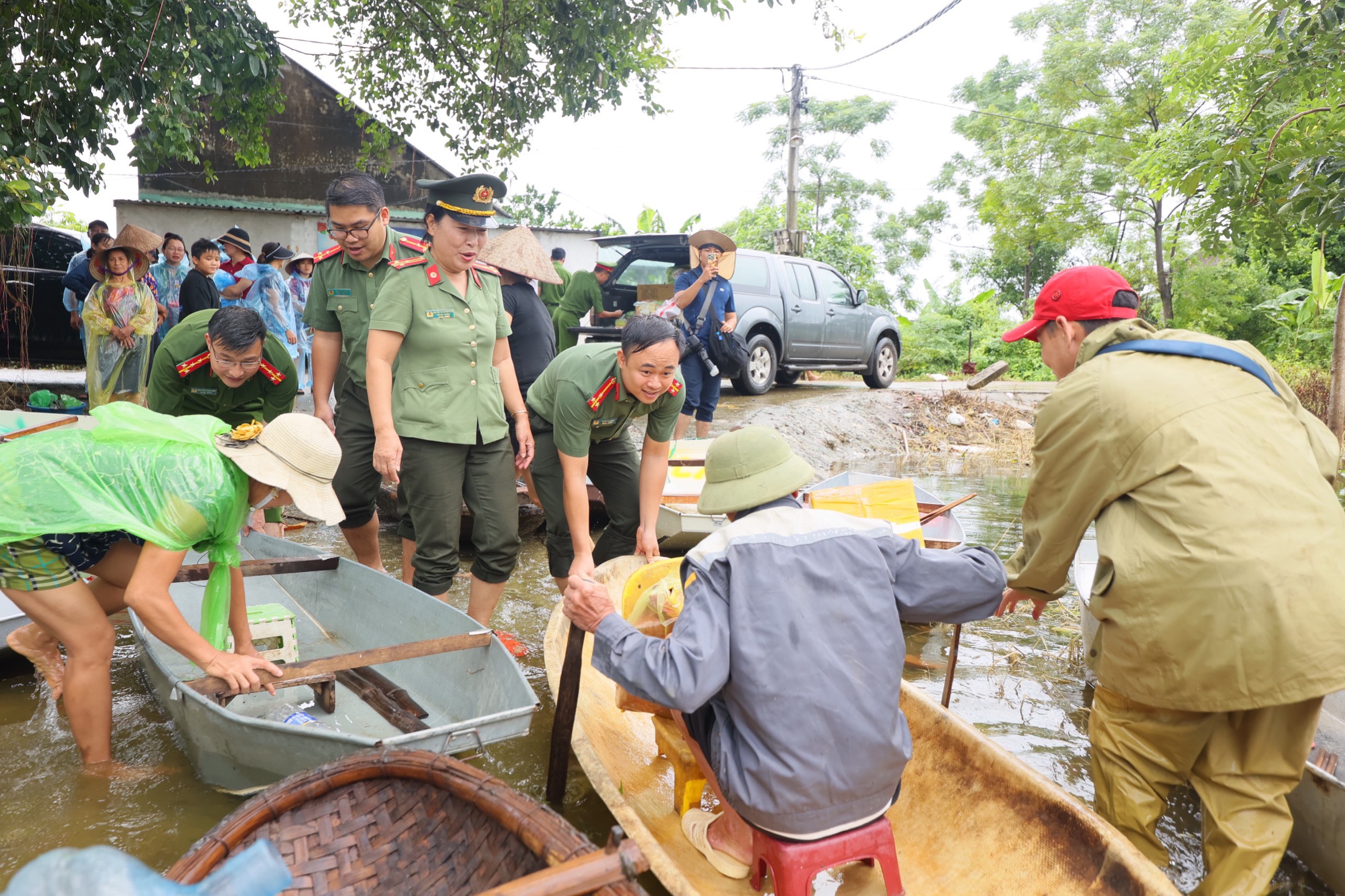 Kịp thời hỗ trợ bà con bị ảnh hưởng bởi ngập úng tại Chương Mỹ  - 0