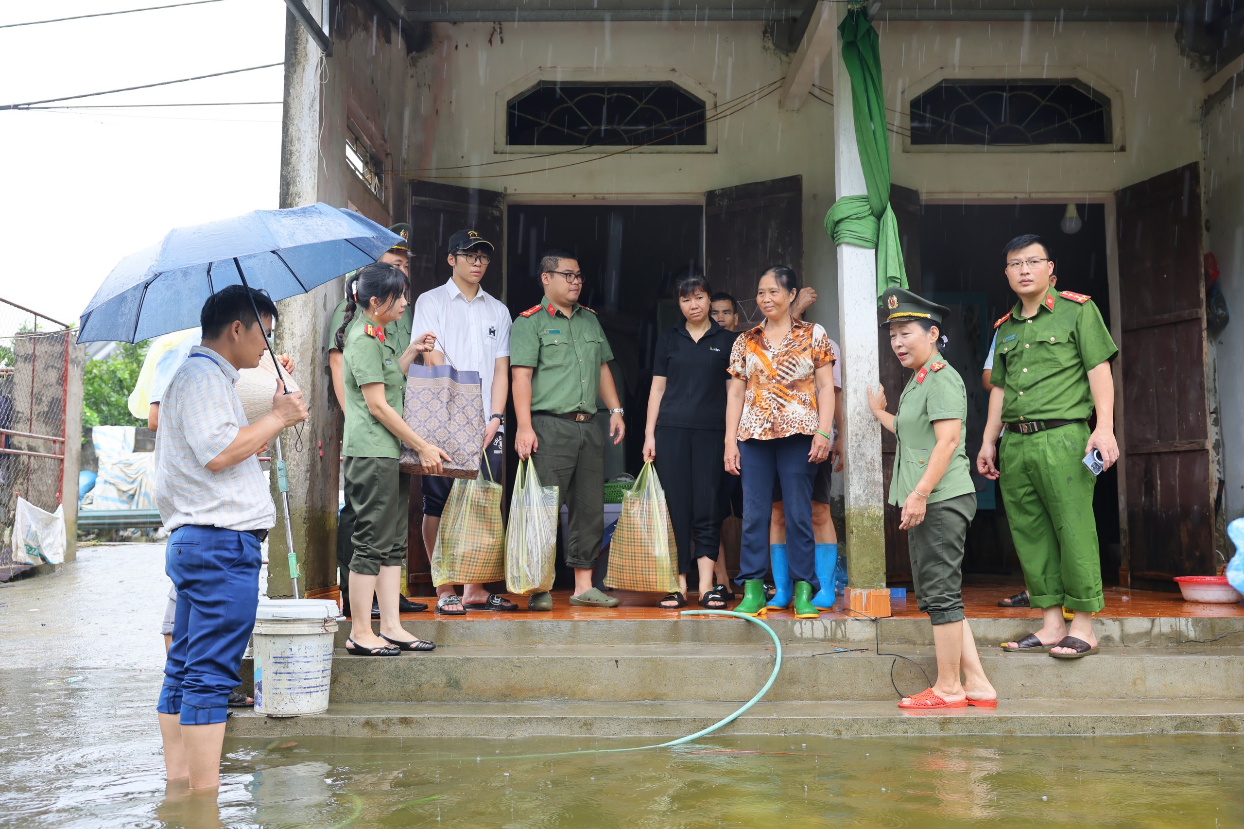 Kịp thời hỗ trợ bà con bị ảnh hưởng bởi ngập úng tại Chương Mỹ  - 1