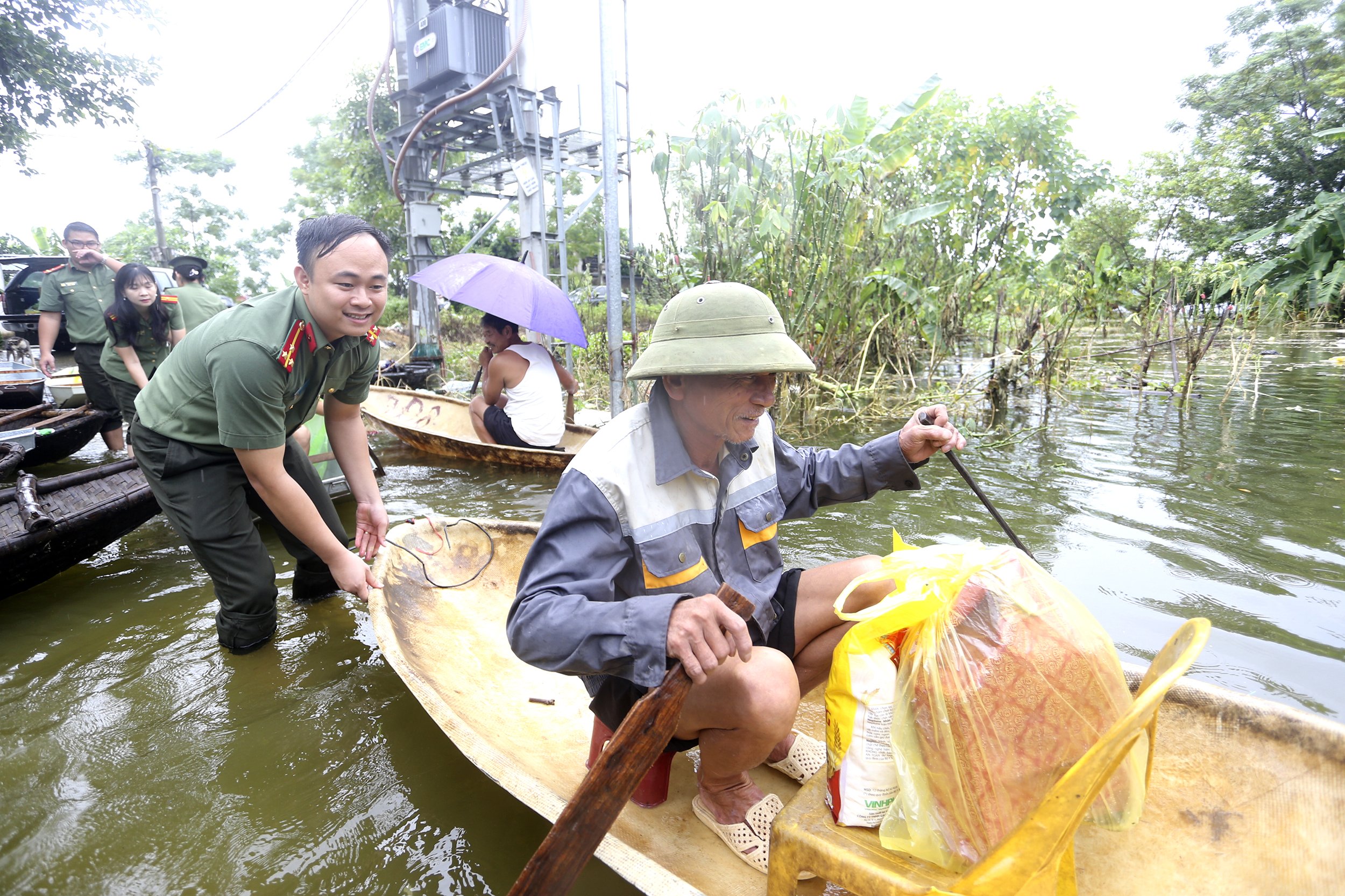 Kịp thời hỗ trợ bà con bị ảnh hưởng bởi ngập úng tại Chương Mỹ  - 2