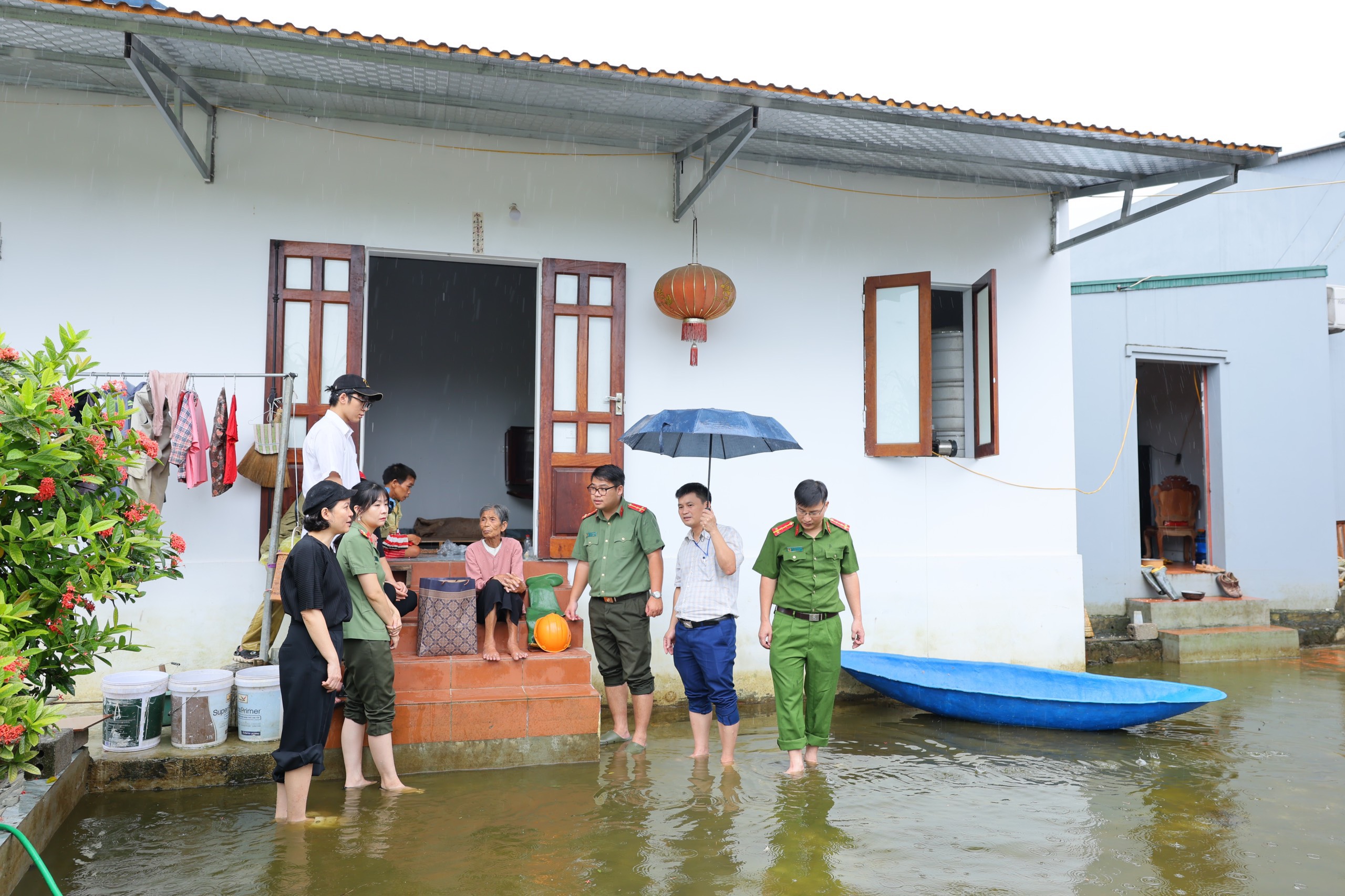 Kịp thời hỗ trợ bà con bị ảnh hưởng bởi ngập úng tại Chương Mỹ  - 3