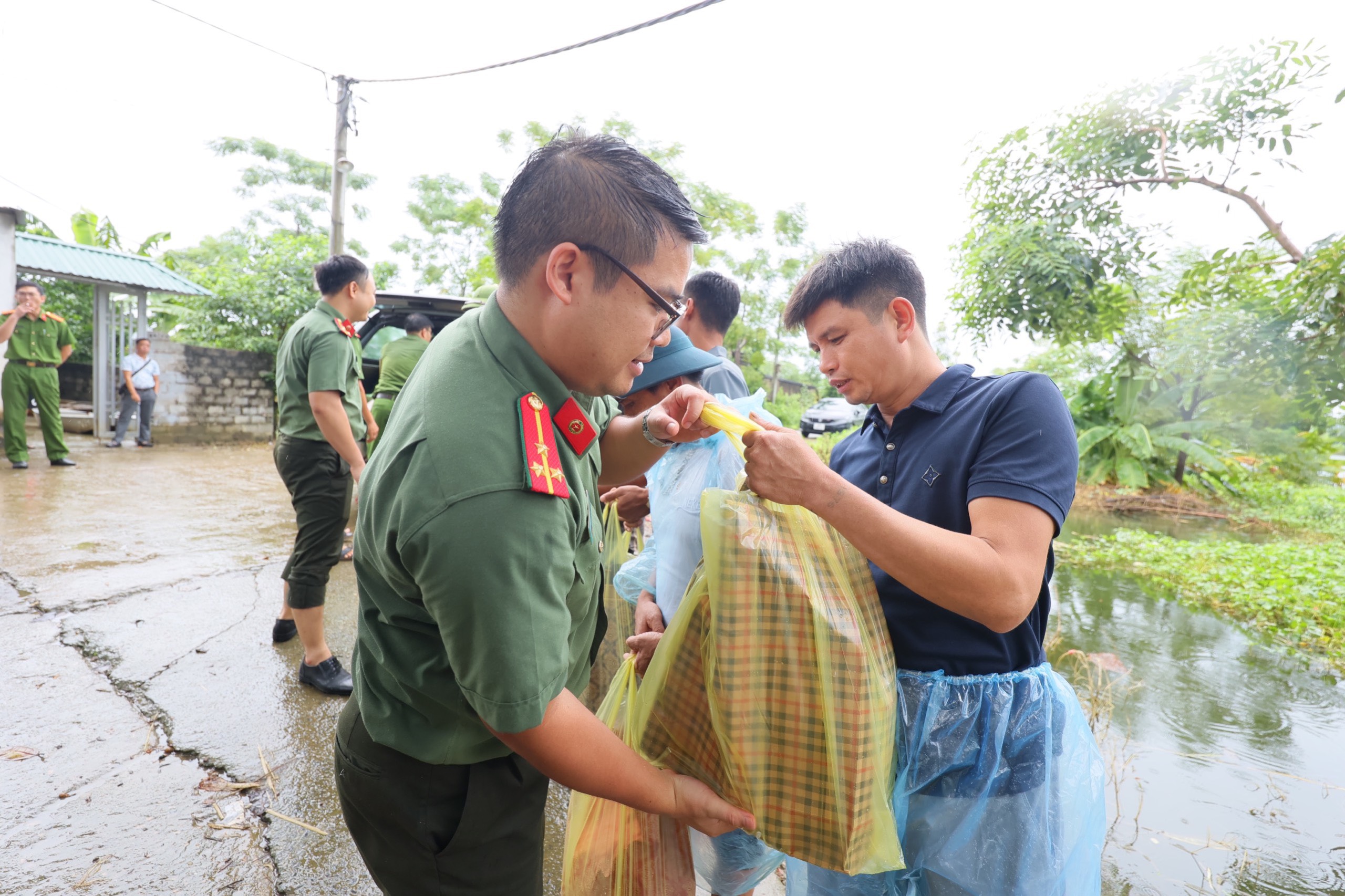 Kịp thời hỗ trợ bà con bị ảnh hưởng bởi ngập úng tại Chương Mỹ  - 4