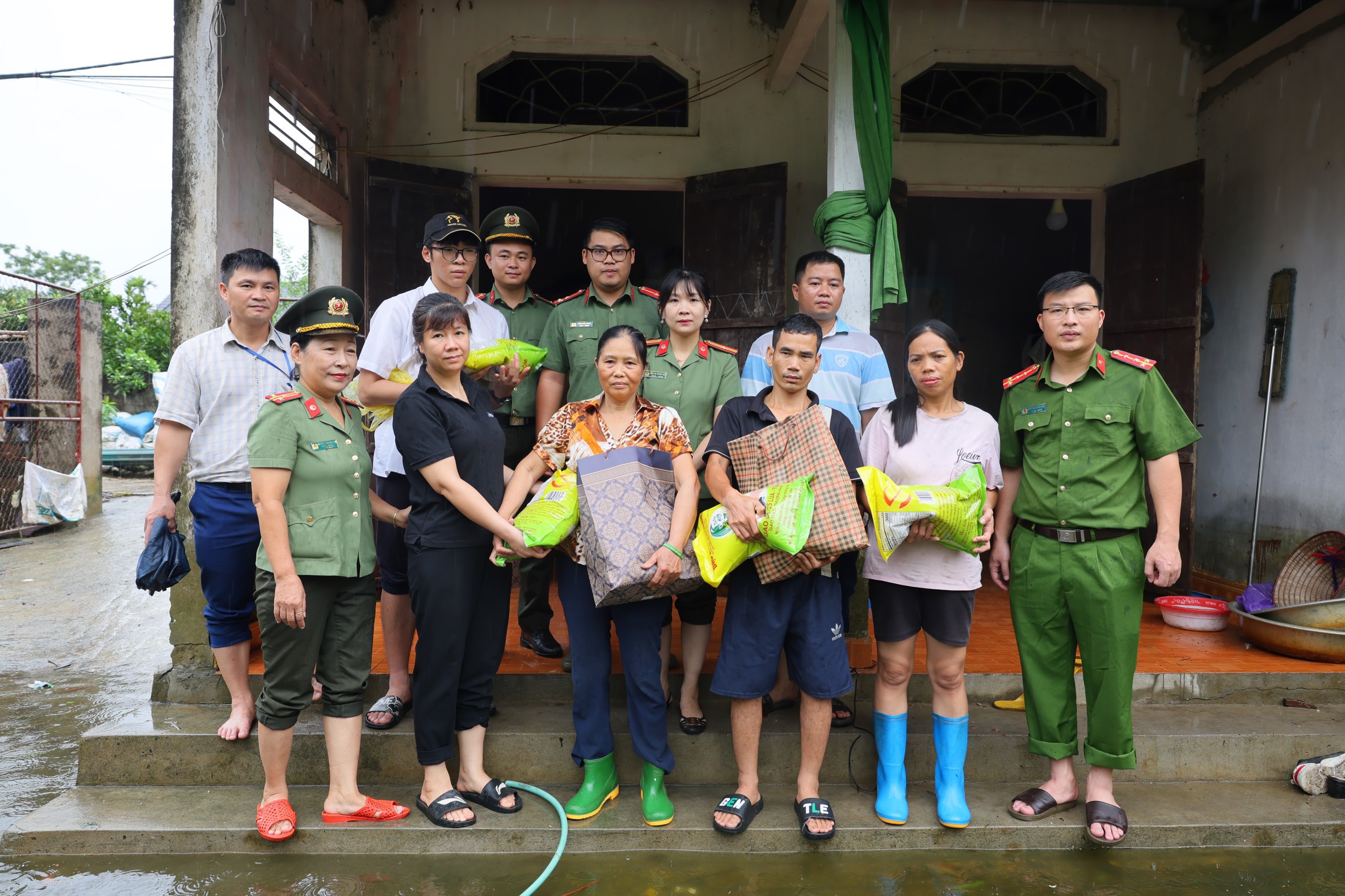 Kịp thời hỗ trợ bà con bị ảnh hưởng bởi ngập úng tại Chương Mỹ  - 5