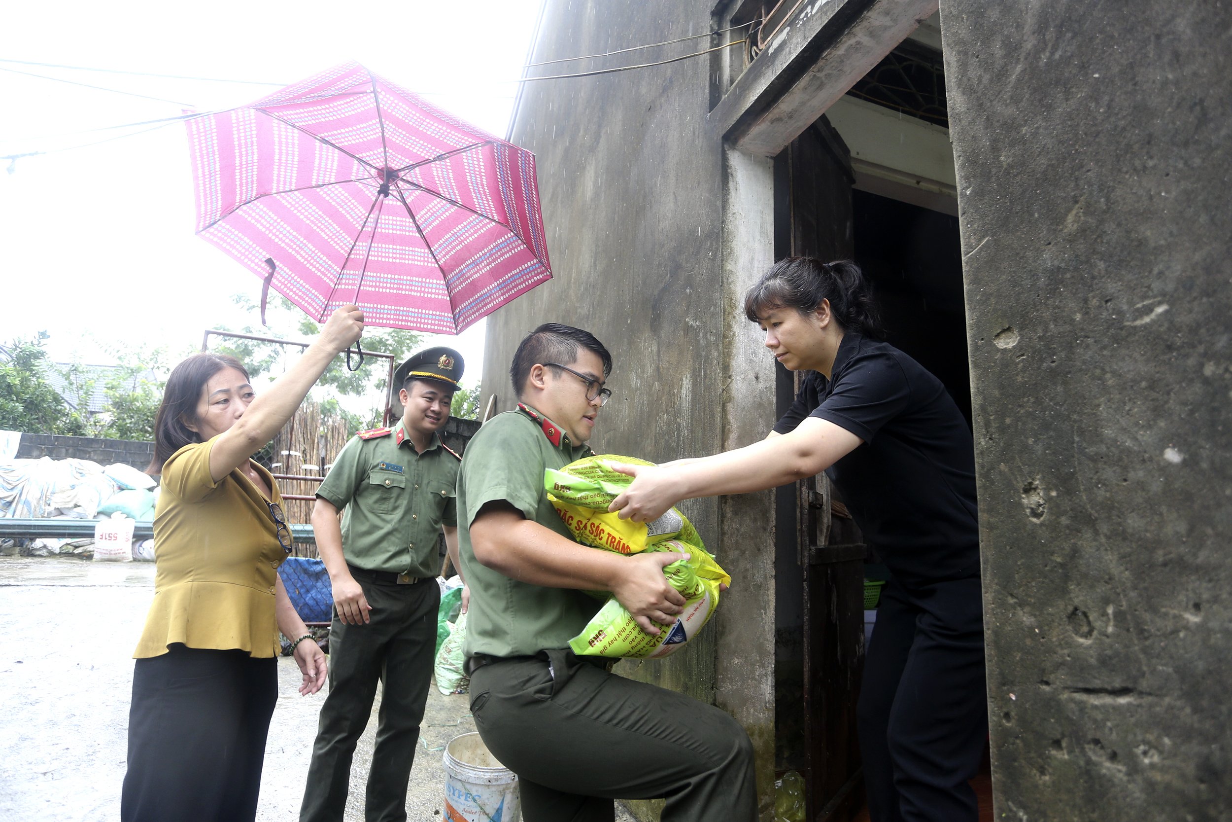 Kịp thời hỗ trợ bà con bị ảnh hưởng bởi ngập úng tại Chương Mỹ  - 9