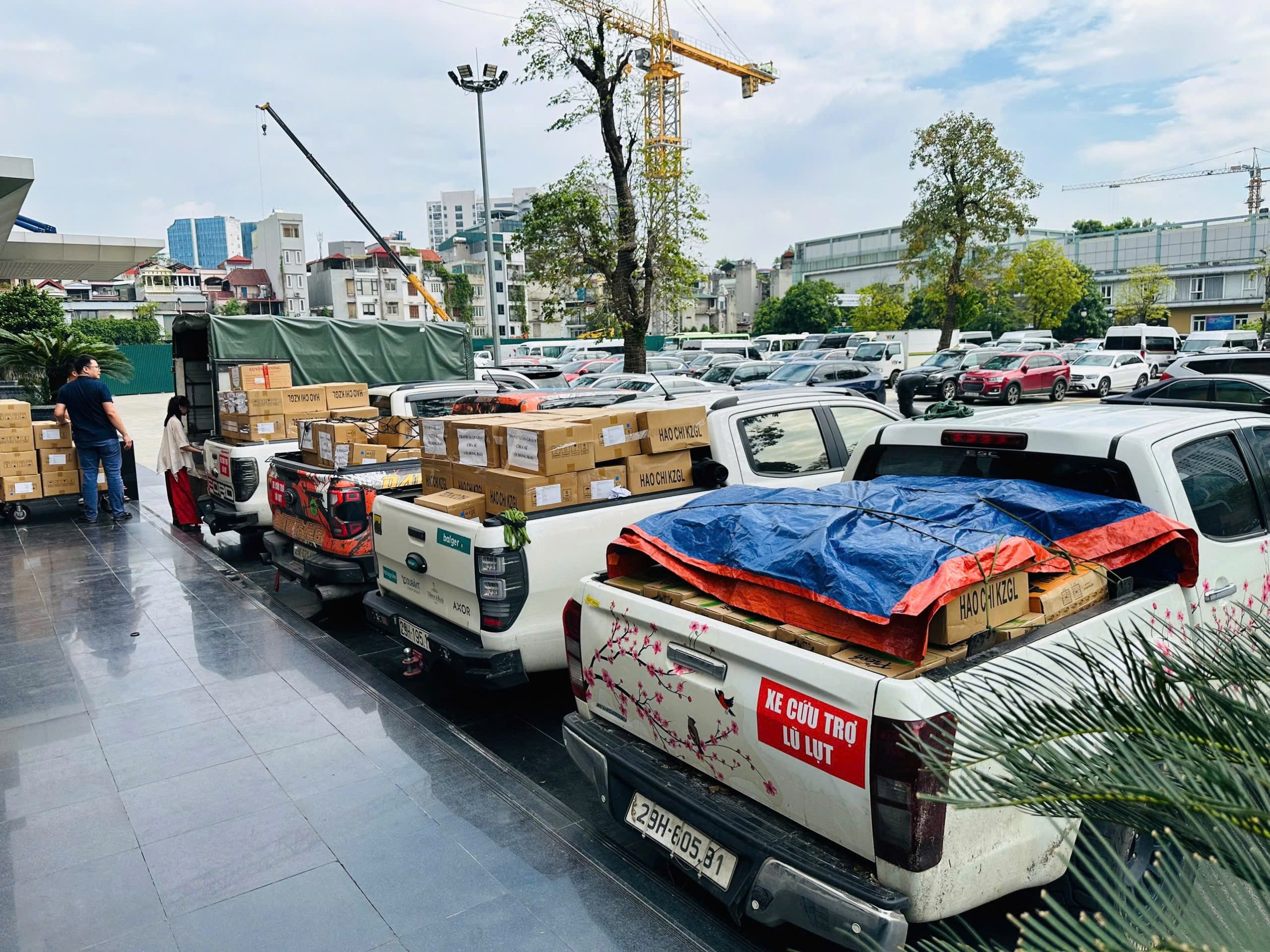 Hơn 200 tấn hàng hỗ trợ được gửi tới với bà con vùng lũ - 2