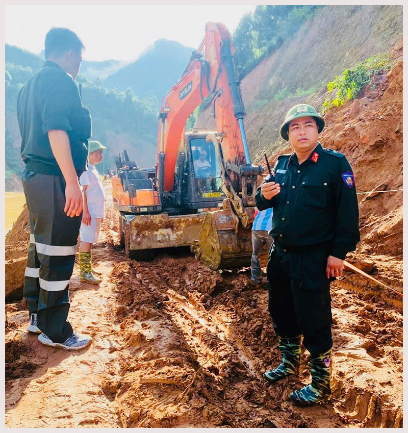 Nặng tình quân dân nơi cơn lũ đi qua -0