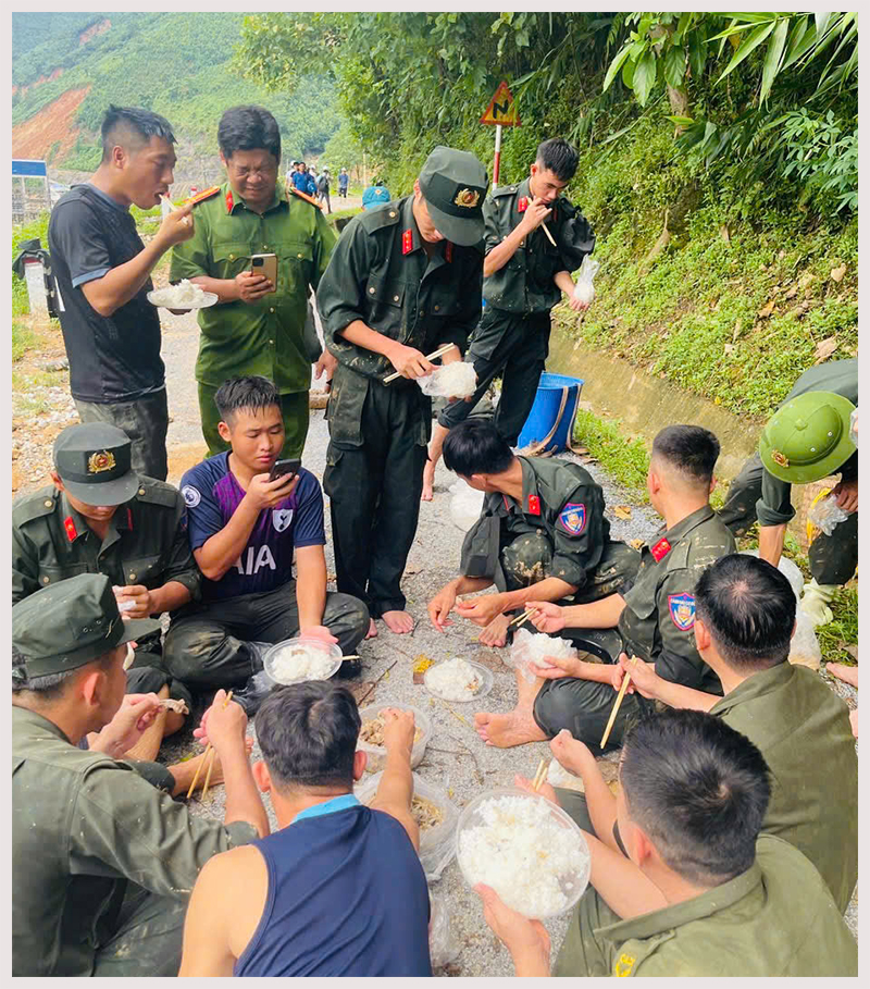 Nặng tình quân dân nơi cơn lũ đi qua -0