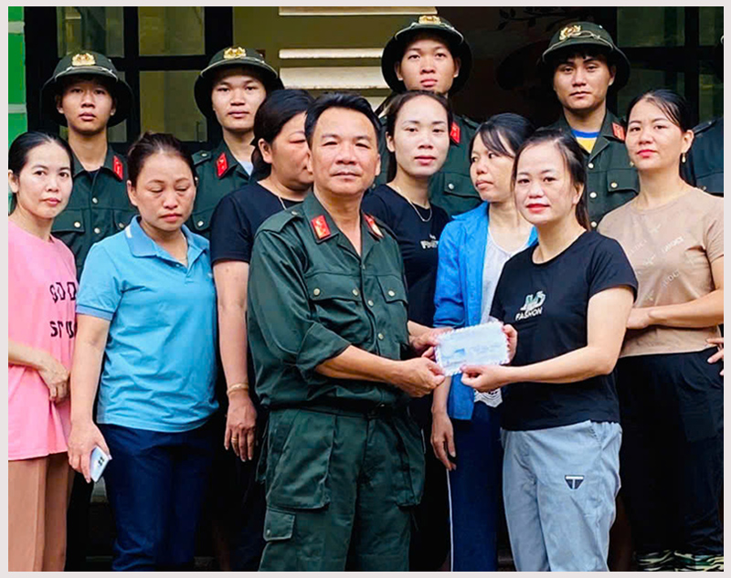 Nặng tình quân dân nơi cơn lũ đi qua -0