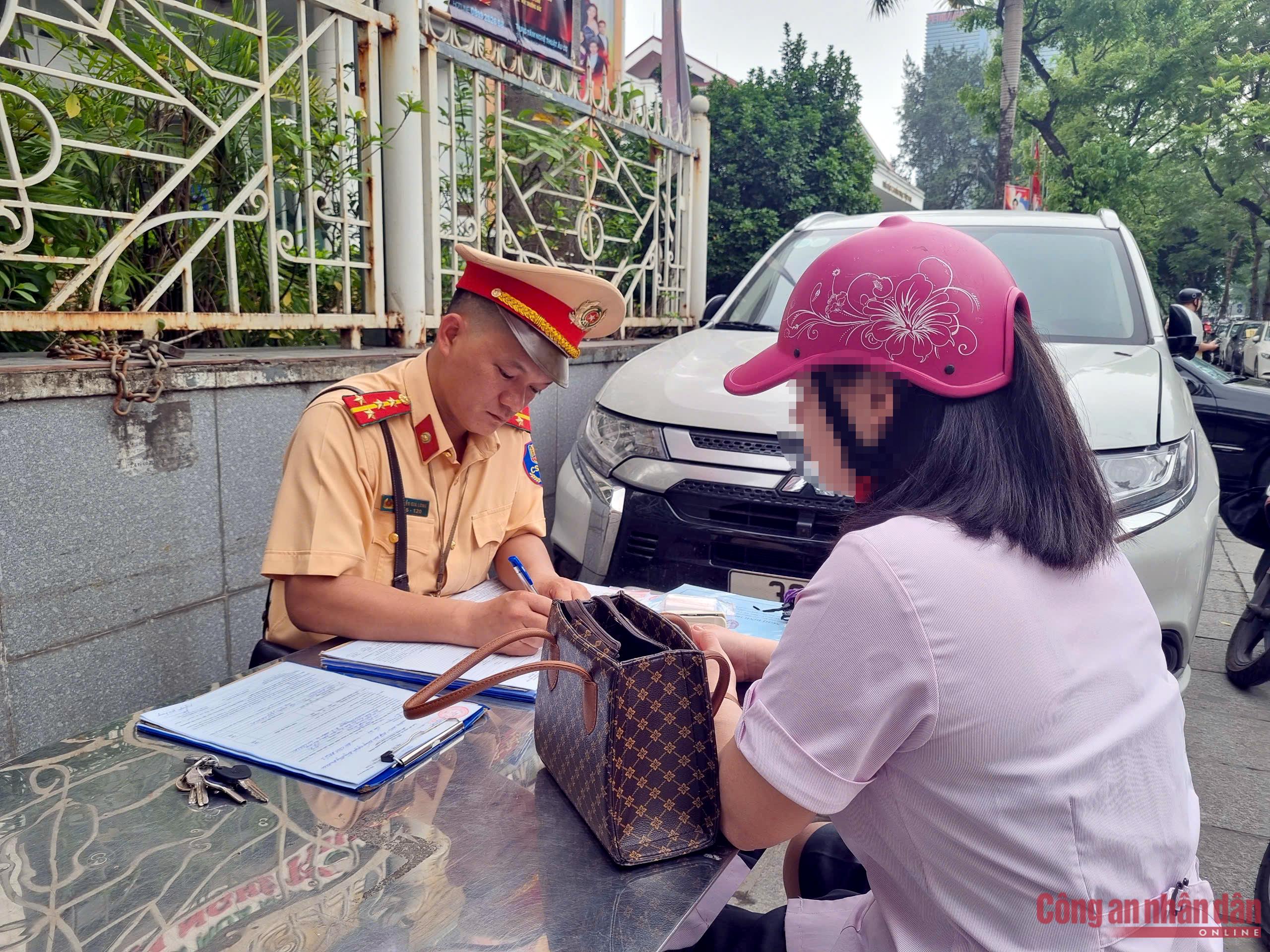 Xử lý mạnh hành vi đi ngược chiều, chạy xe máy lên vỉa hè và vượt đèn đỏ -1