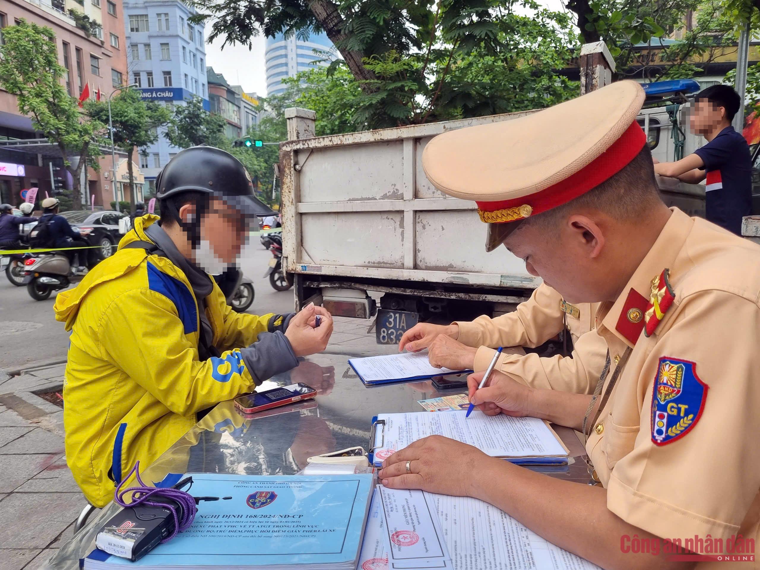 Xử lý mạnh hành vi đi ngược chiều, chạy xe máy lên vỉa hè và vượt đèn đỏ -2