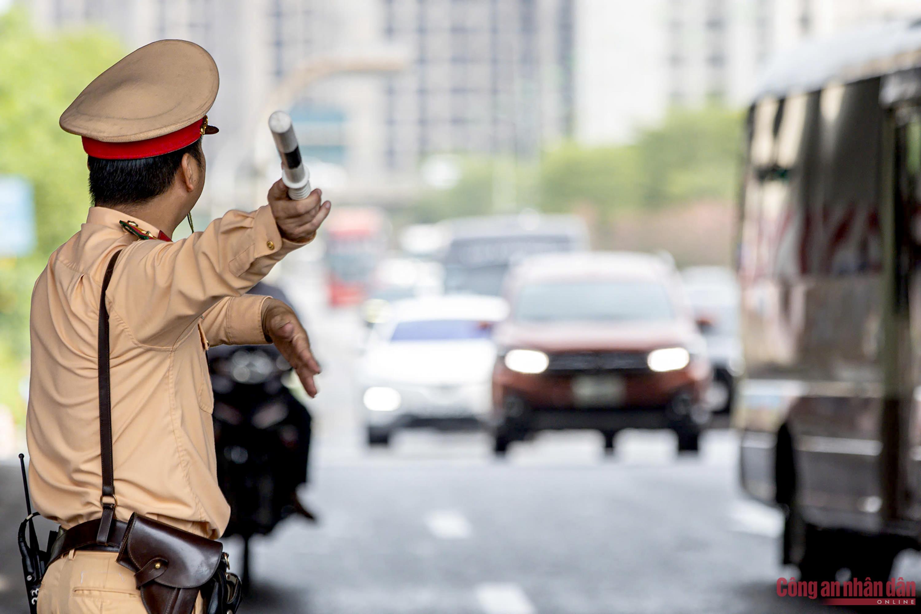 CSGT ứng trực điều tiết, cửa ngõ phía Nam thông thoáng ngày cuối nghỉ lễ -2