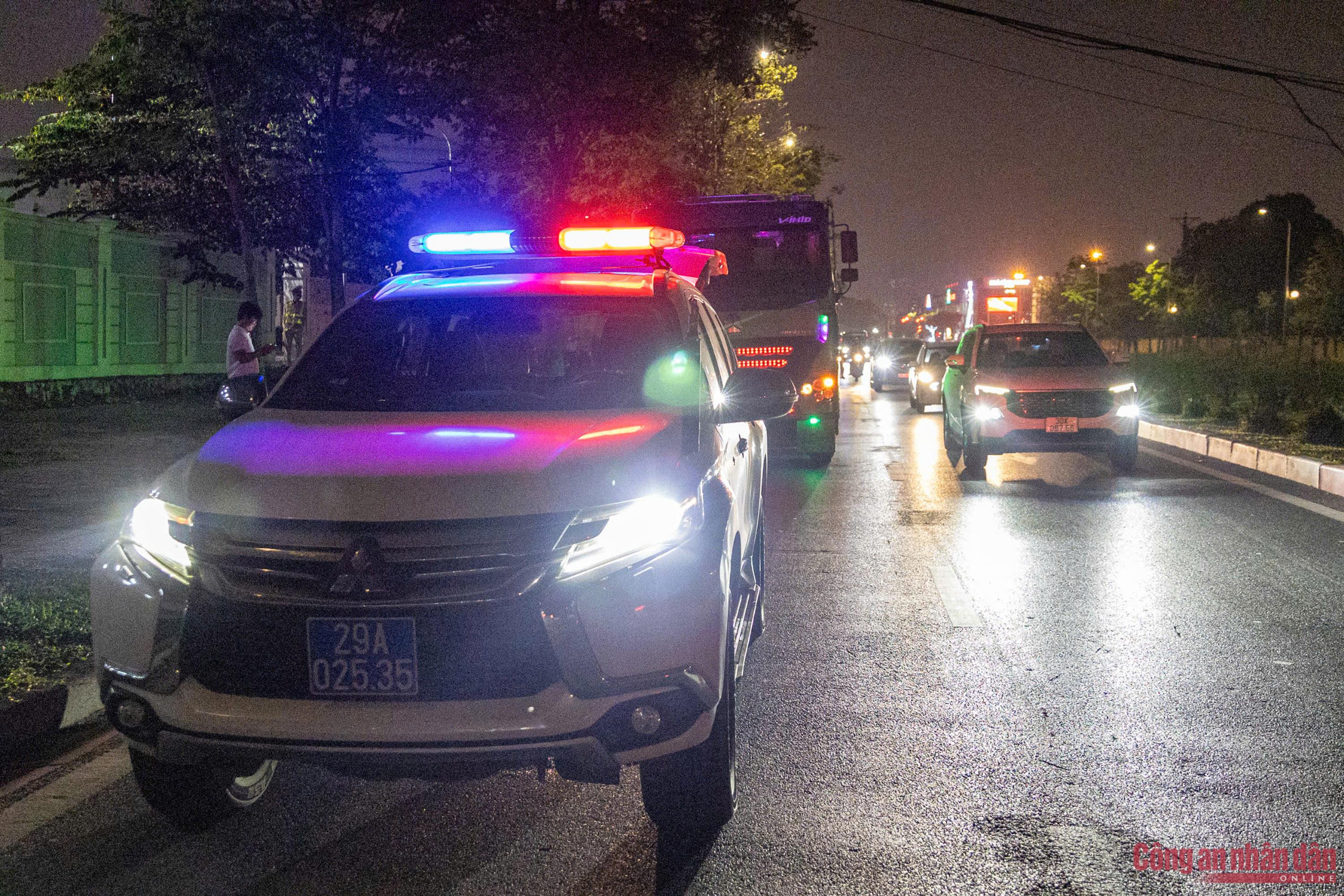 Theo chân CSGT truy lùng xe quá tải lẩn khuất trong màn đêm -0