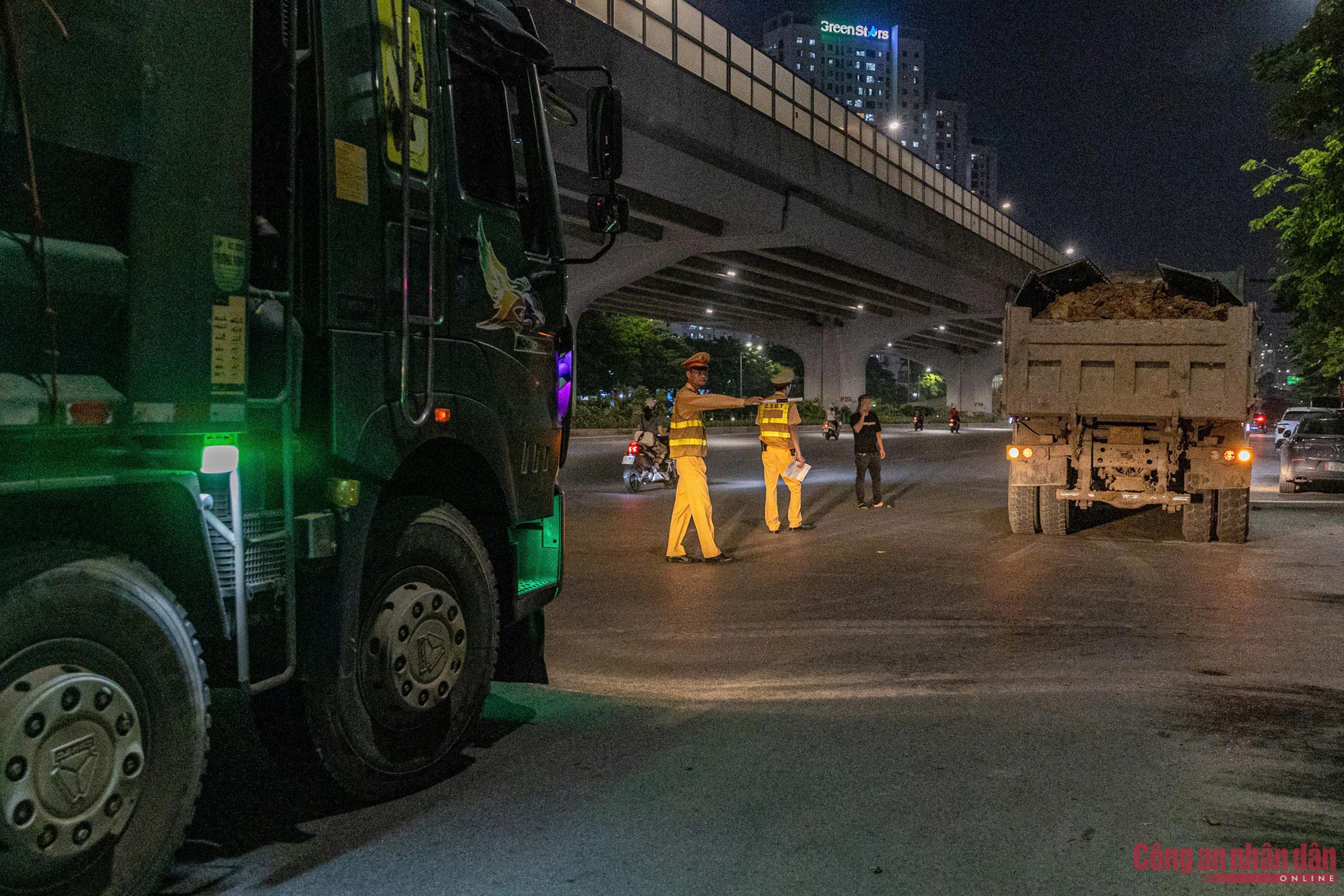 Theo chân CSGT truy lùng xe quá tải lẩn khuất trong màn đêm -2