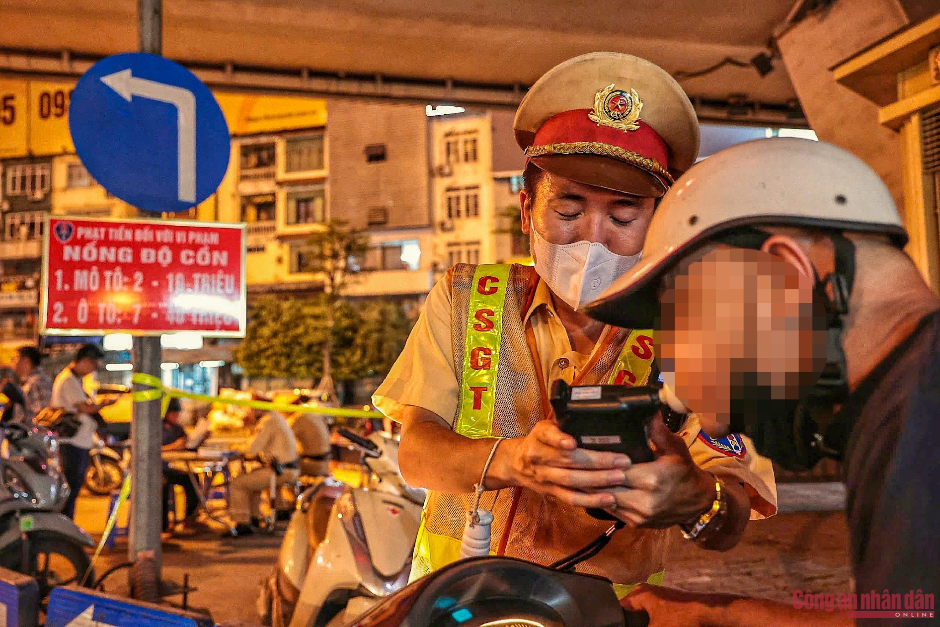 Hè về, CSGT tăng cường kiểm soát nồng độ cồn -0