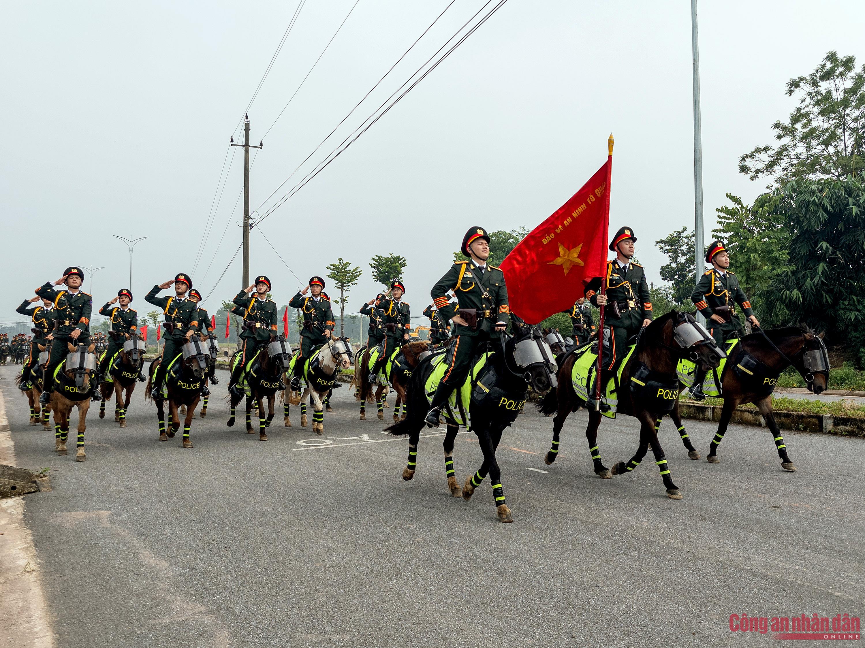 Kỵ binh CAND rèn ý chí trên thao trường "đổ lửa", tập luyện diễu binh A80