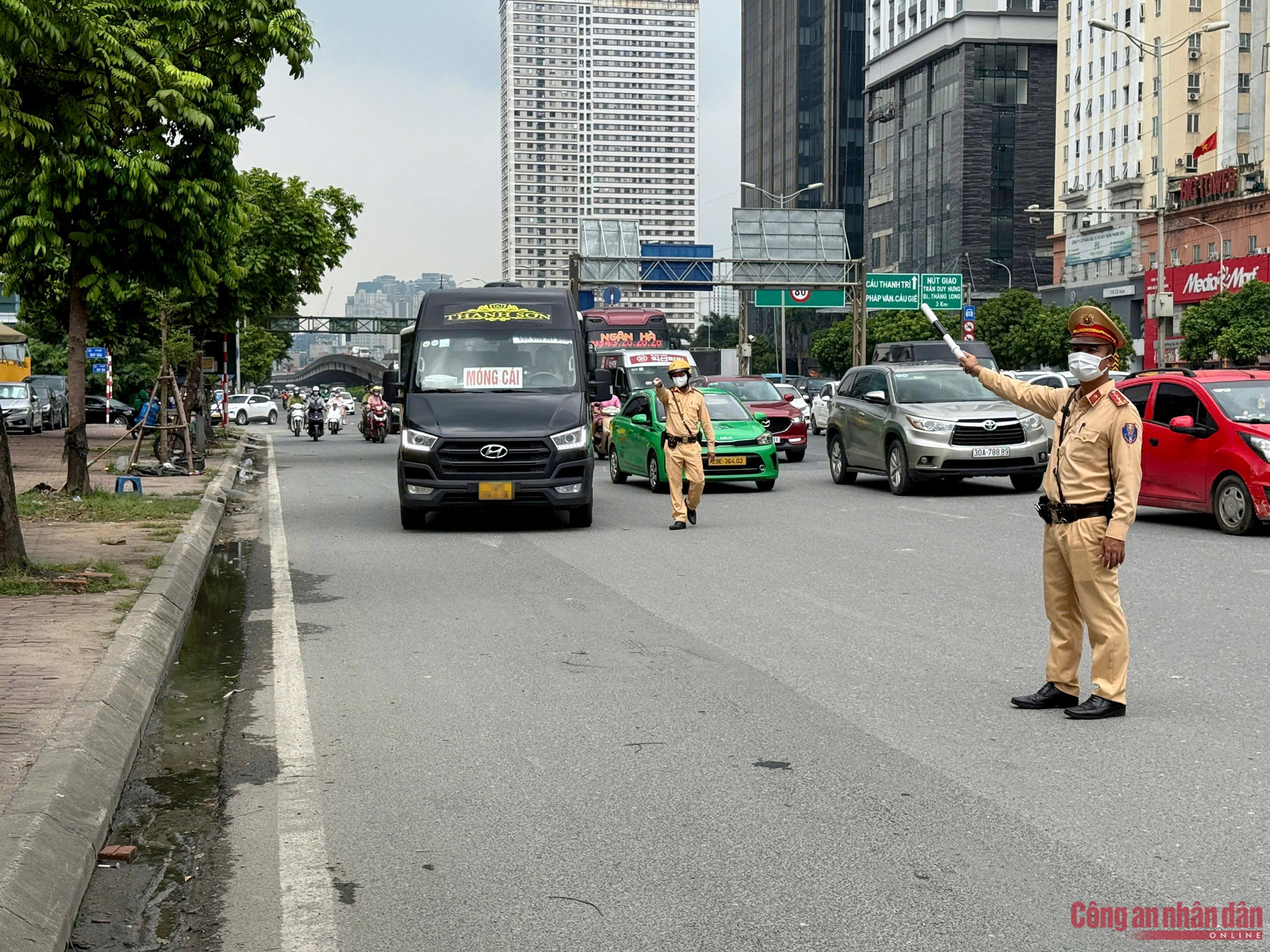 CSGT Hà Nội kiểm soát phương tiện kinh doanh vận tải, xử phạt nhiều tài xế dùng điện thoại khi đang lái xe -0