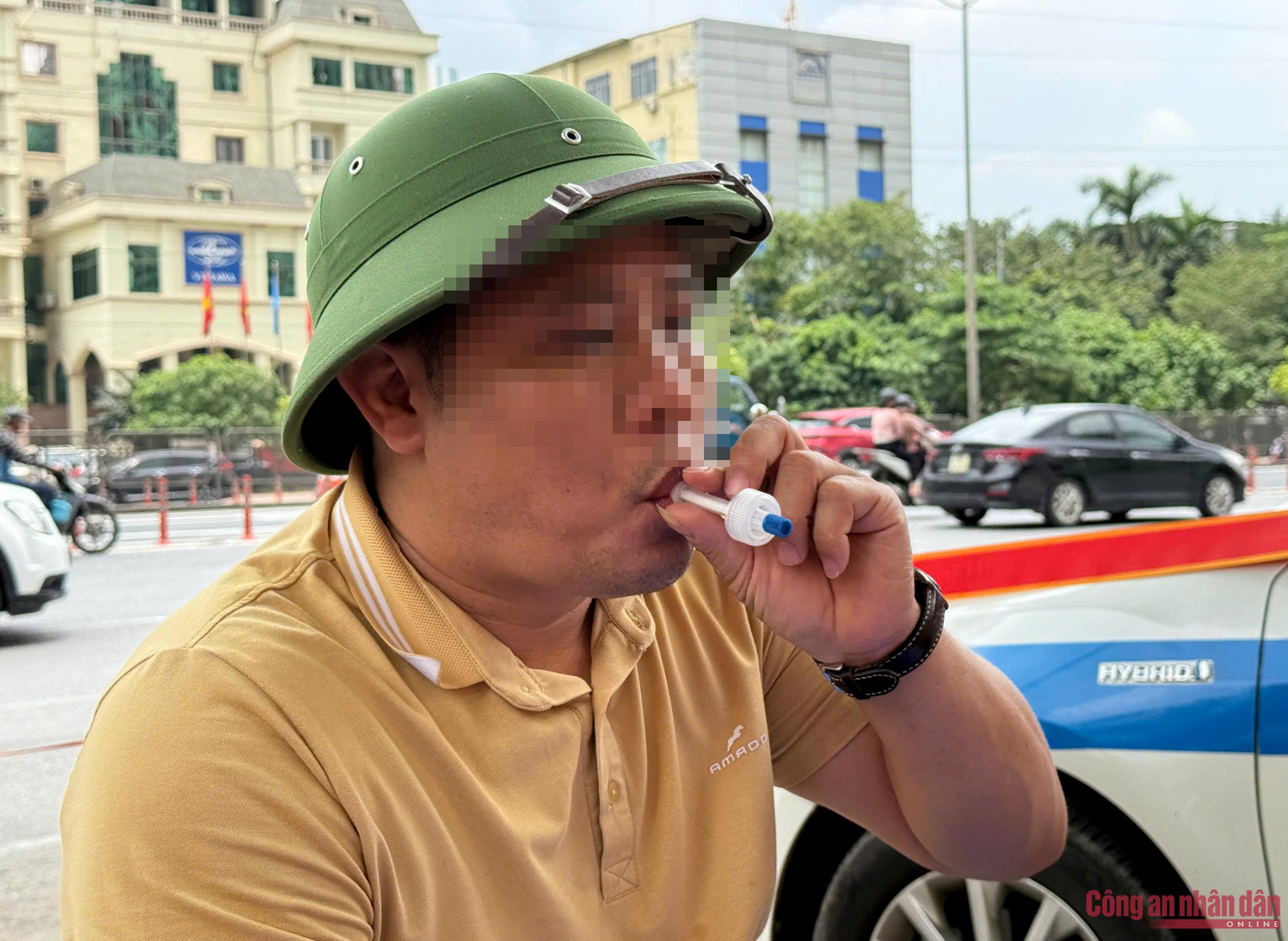 CSGT Hà Nội kiểm soát phương tiện kinh doanh vận tải, xử phạt nhiều tài xế dùng điện thoại khi đang lái xe -2