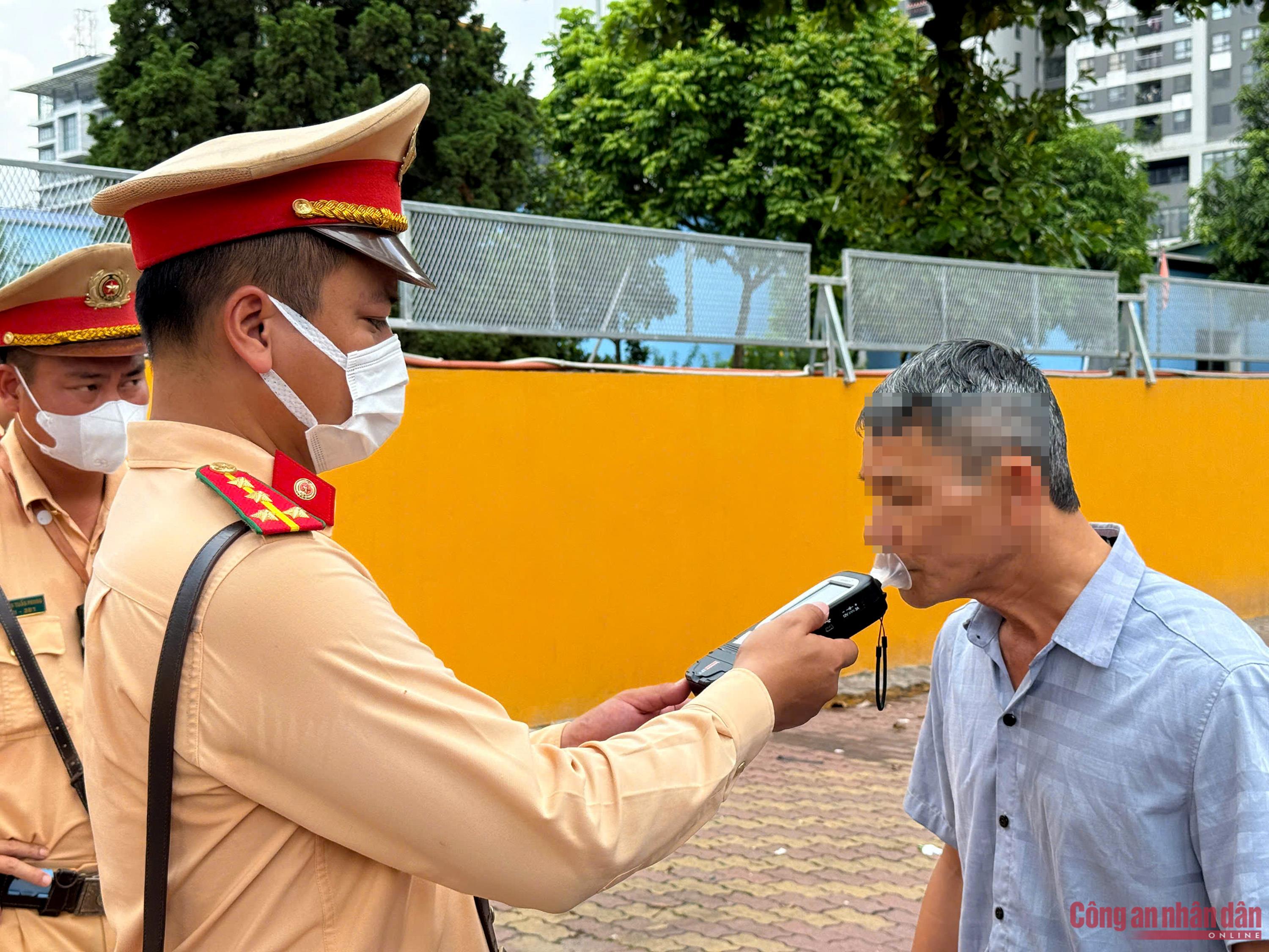 CSGT Hà Nội kiểm soát phương tiện kinh doanh vận tải, xử phạt nhiều tài xế dùng điện thoại khi đang lái xe -4