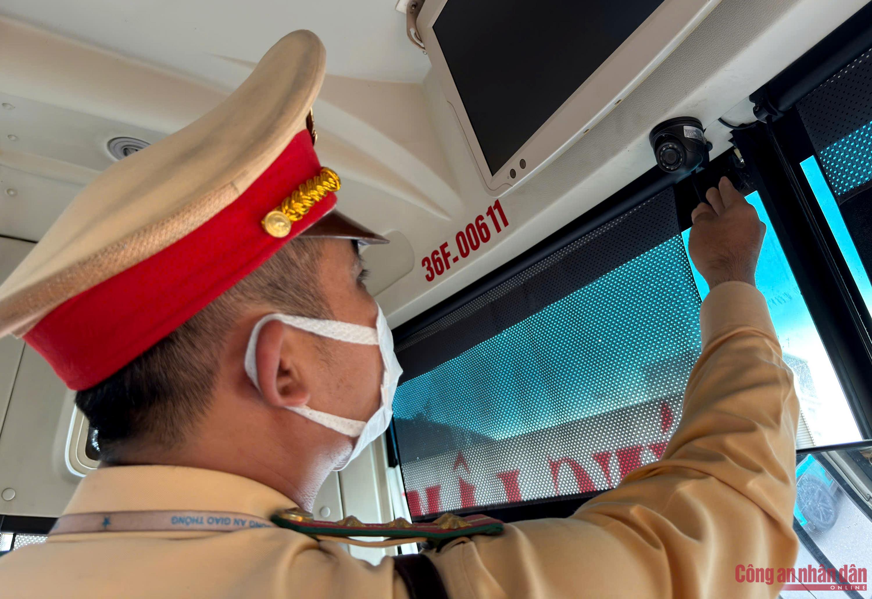 CSGT Hà Nội kiểm soát phương tiện kinh doanh vận tải, xử phạt nhiều tài xế dùng điện thoại khi đang lái xe -5