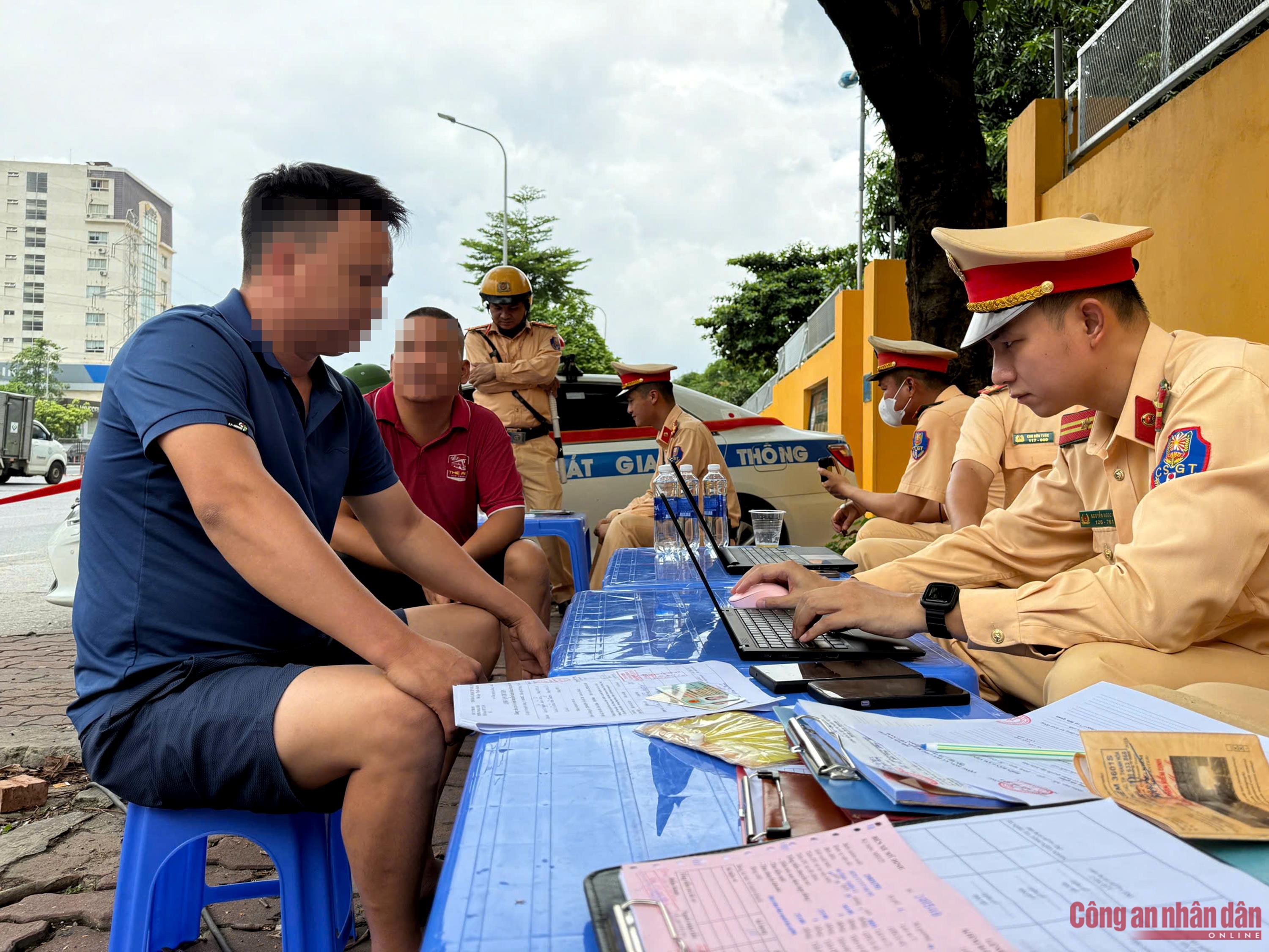 CSGT Hà Nội kiểm soát phương tiện kinh doanh vận tải, xử phạt nhiều tài xế dùng điện thoại khi đang lái xe -7