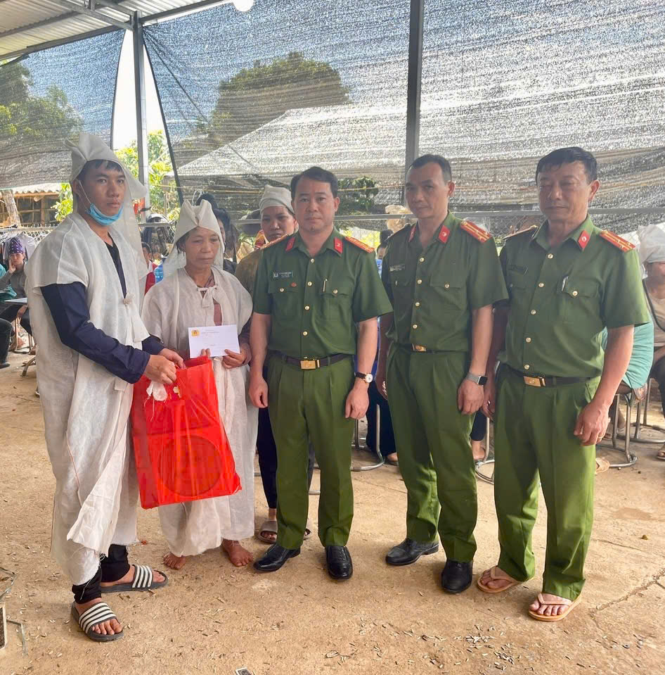 Sắc áo xanh – điểm tựa của đồng bào vùng lũ tại Sơn La -2