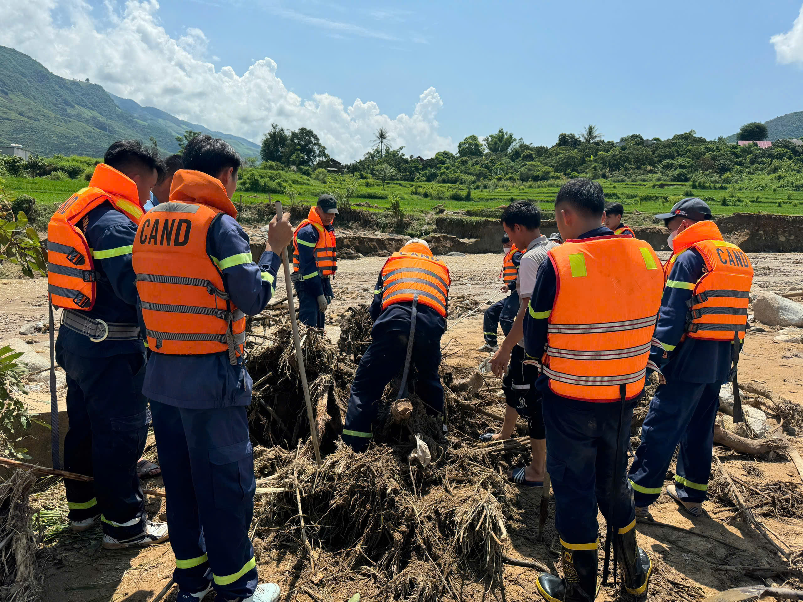 Sắc áo xanh – điểm tựa của đồng bào vùng lũ tại Sơn La -5