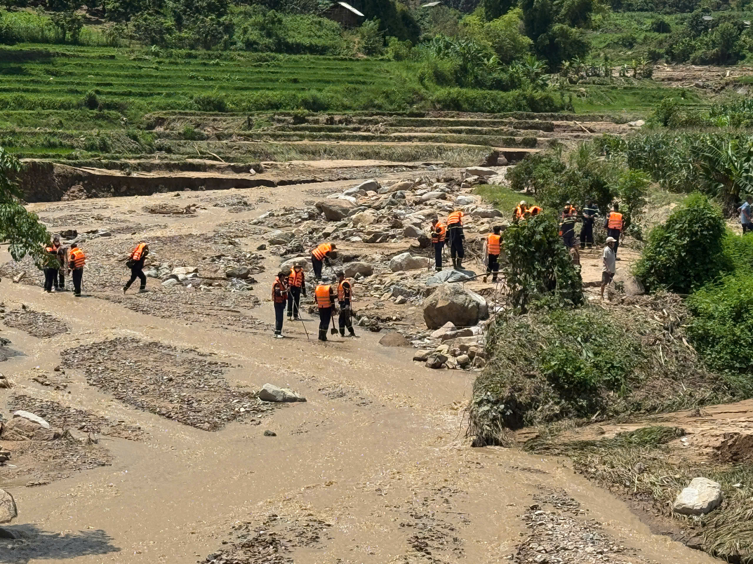 Sắc áo xanh – điểm tựa của đồng bào vùng lũ tại Sơn La -8