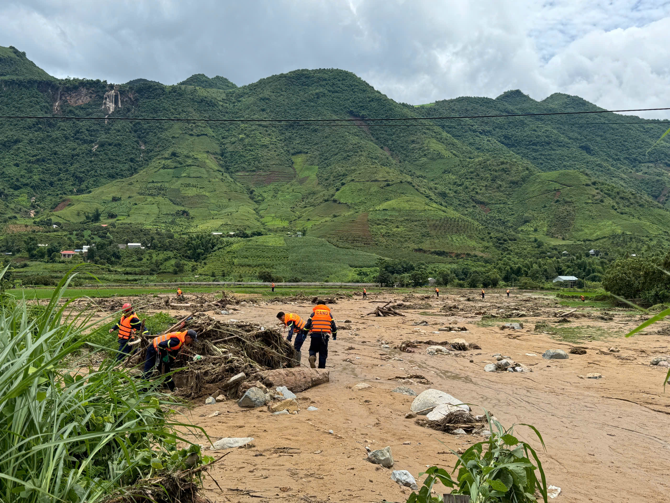 Sắc áo xanh – điểm tựa của đồng bào vùng lũ tại Sơn La -9