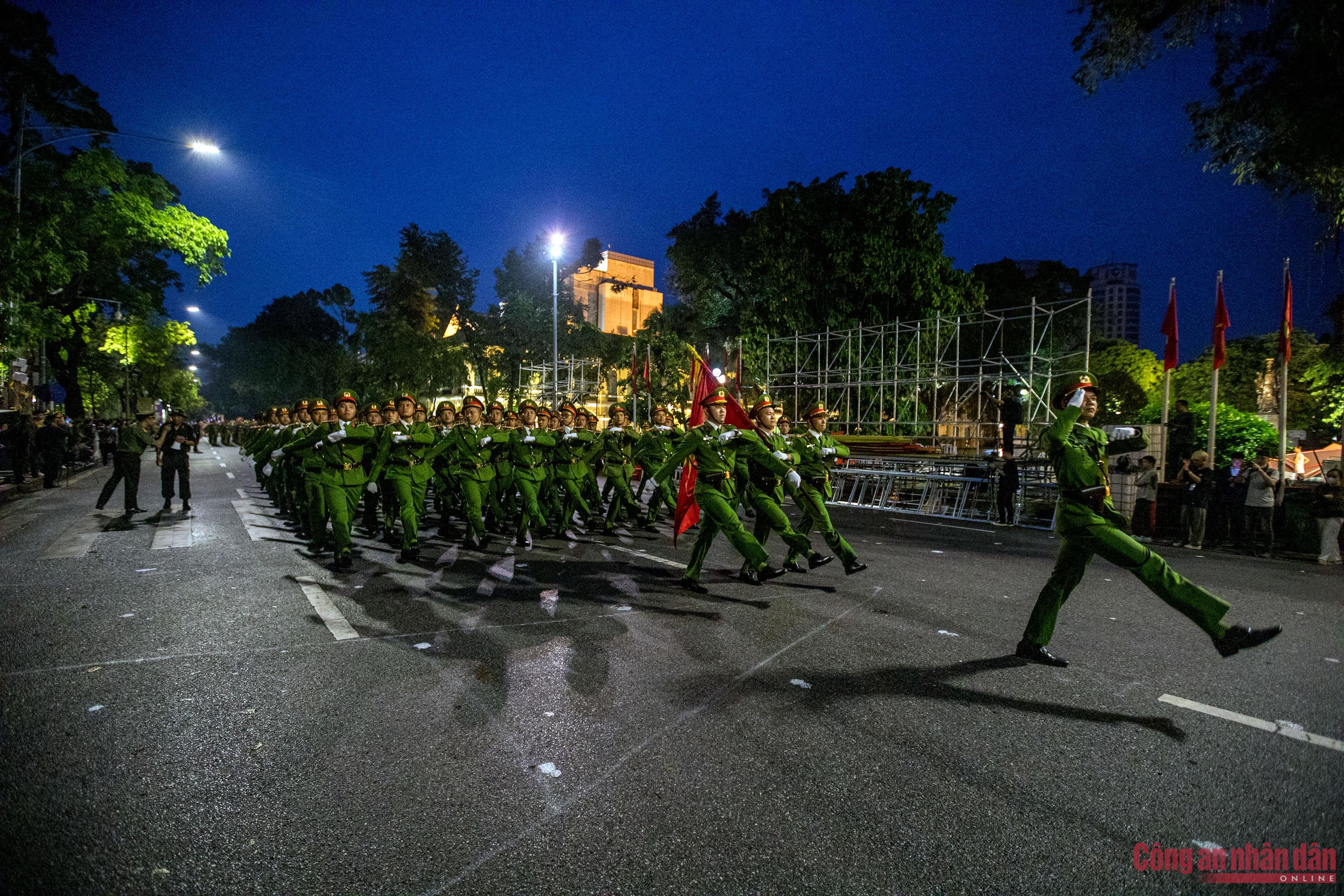 Gần 3.000 chiến sĩ Công an Hà Nội tổng duyệt diễu binh, diễu hành lúc rạng sáng