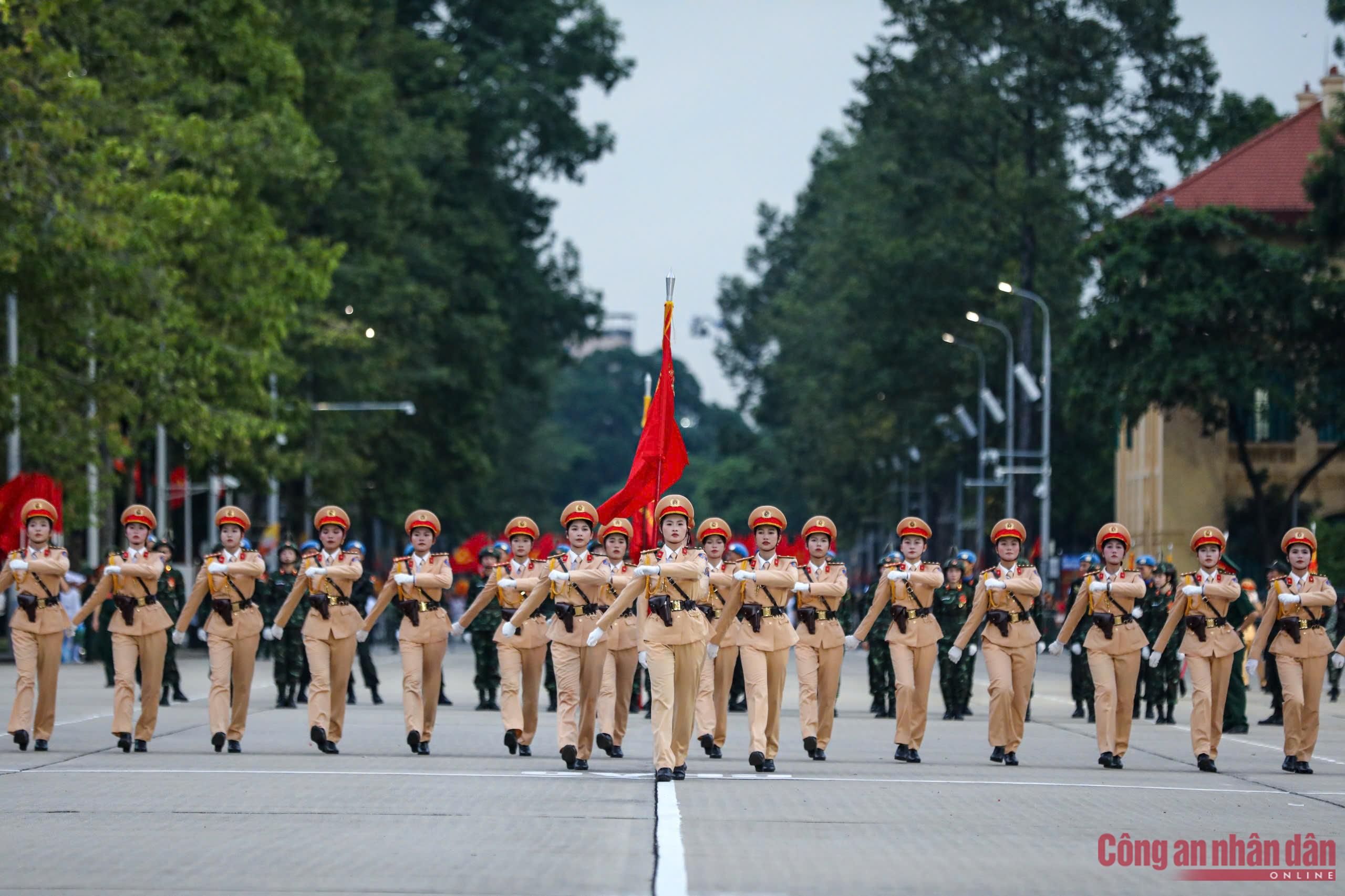Những bước chân đầu tiên trên Quản trường Ba Đình -0