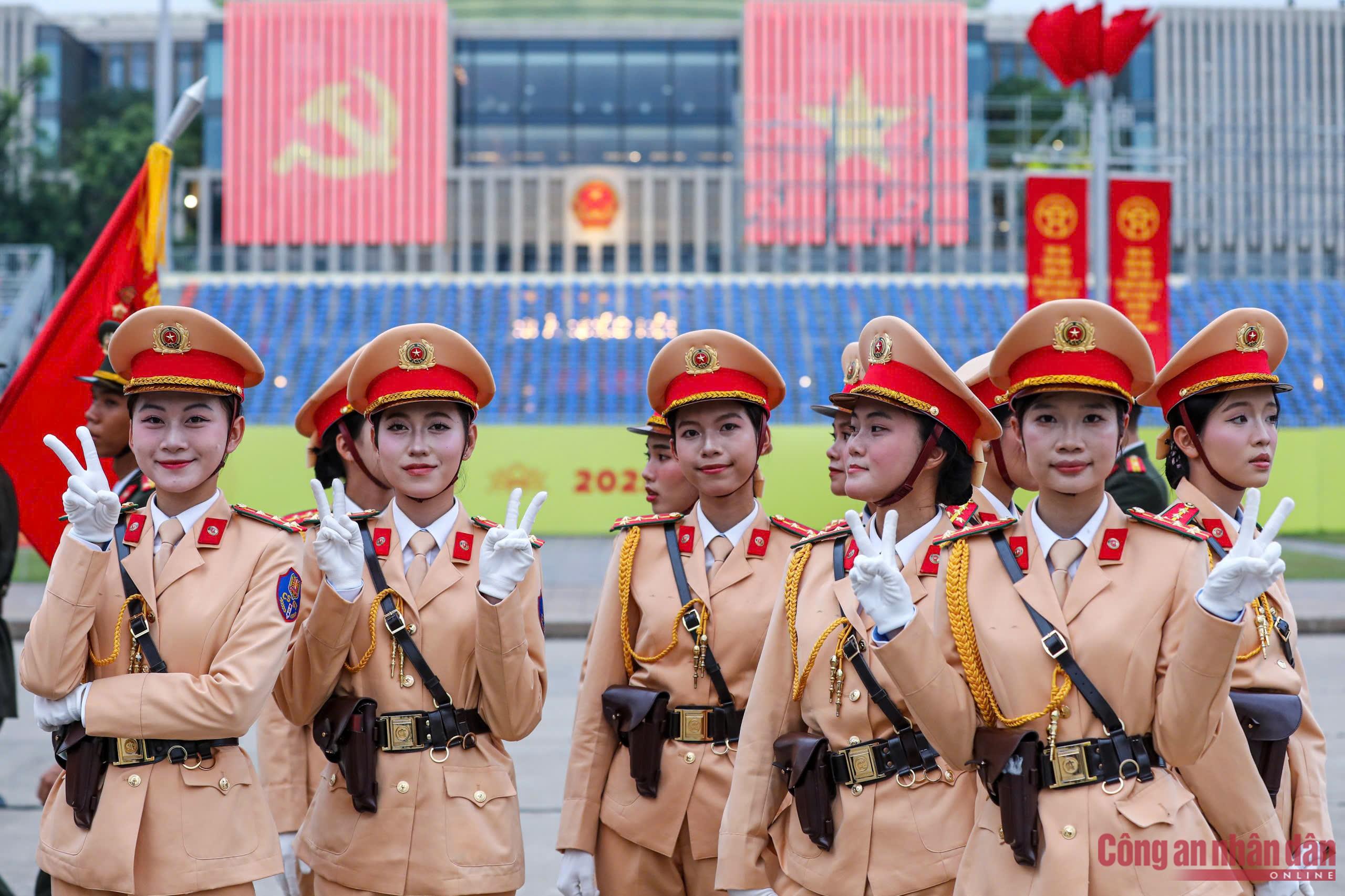 Những bước chân đầu tiên trên Quản trường Ba Đình -1