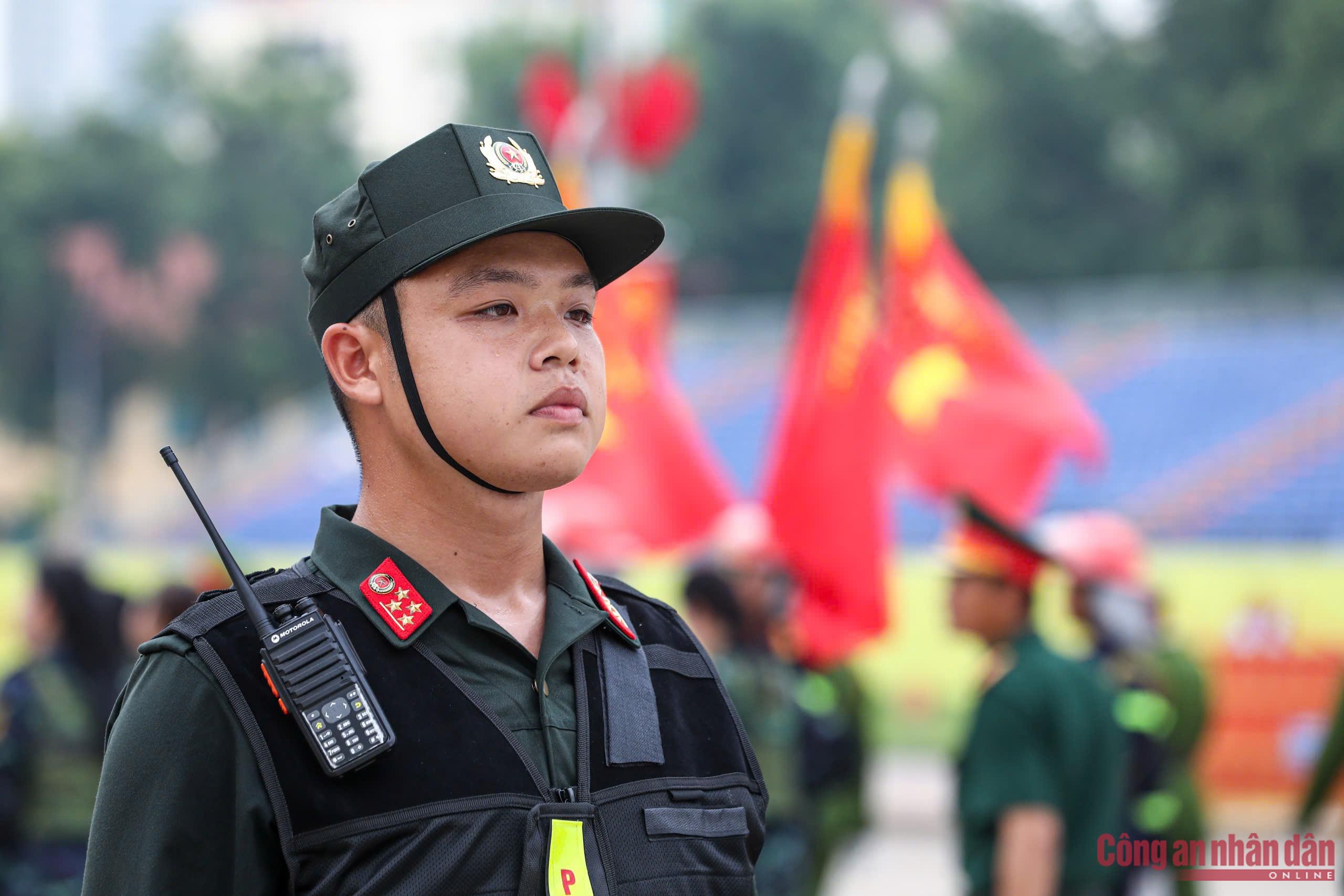 Những bước chân đầu tiên trên Quản trường Ba Đình -0