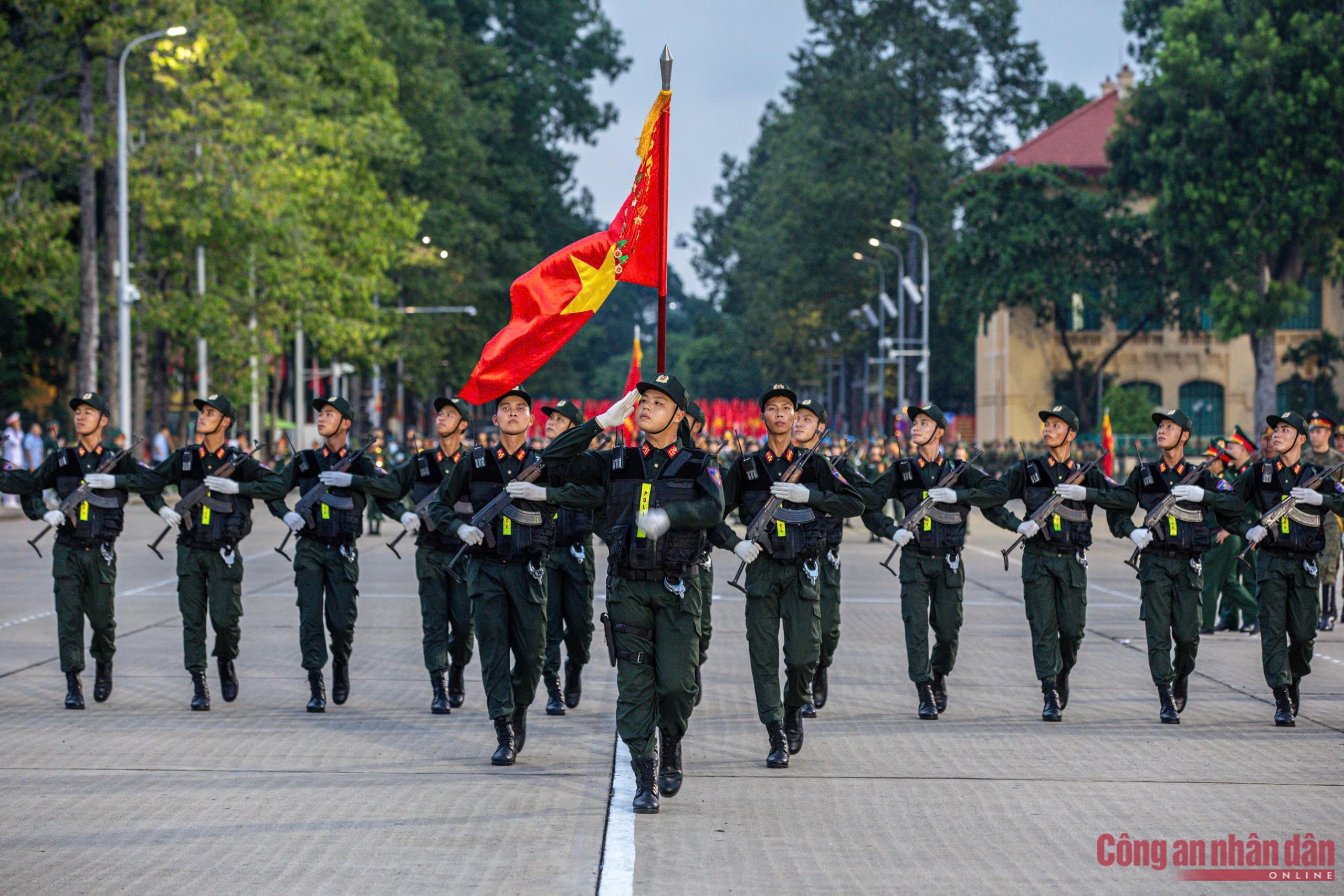 Những bước chân đầu tiên trên Quản trường Ba Đình -1