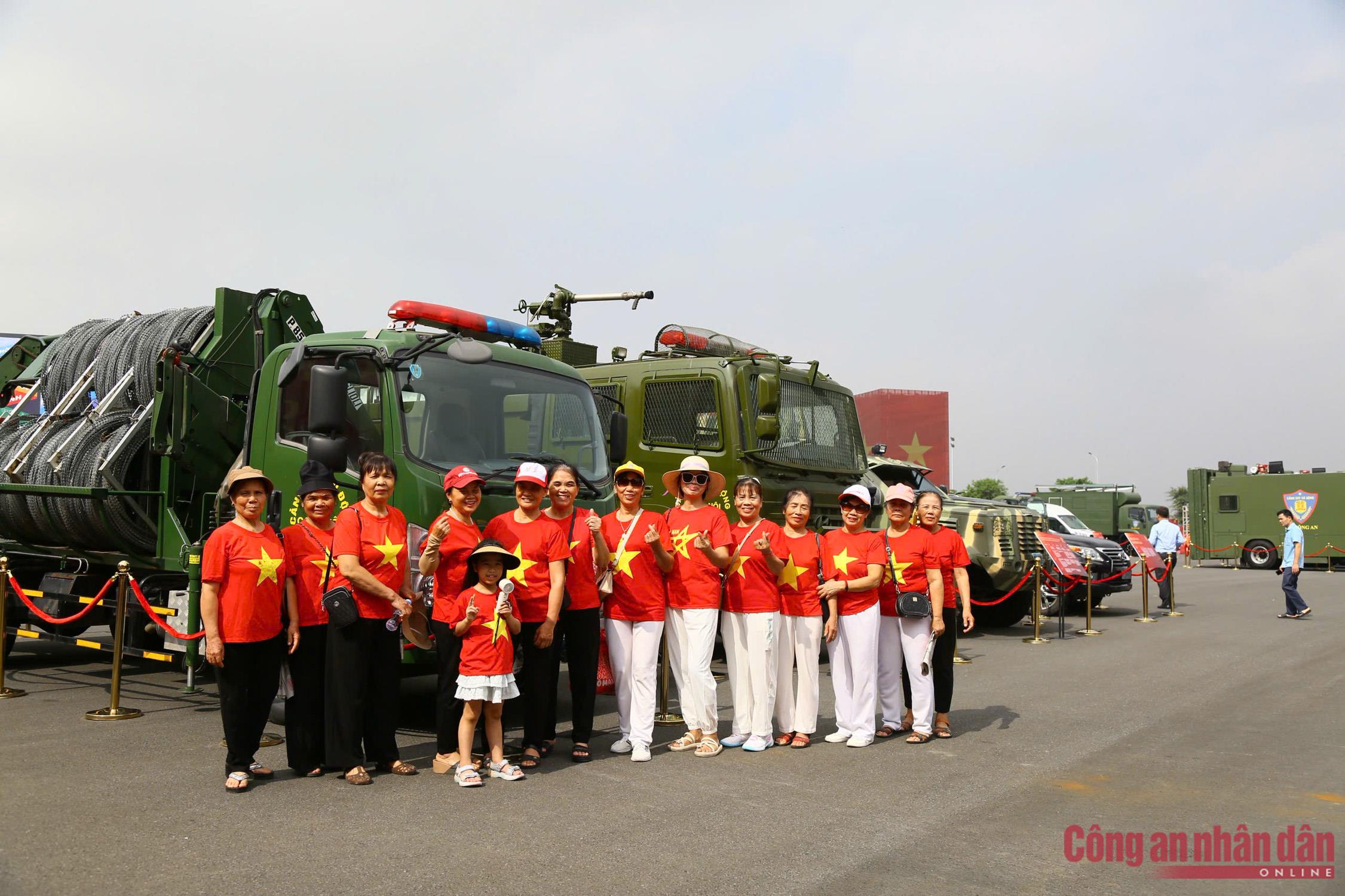 Dàn khí tài, xe chuyên dụng của CAND và QĐND tại Triển lãm Thành tựu đất nước -0