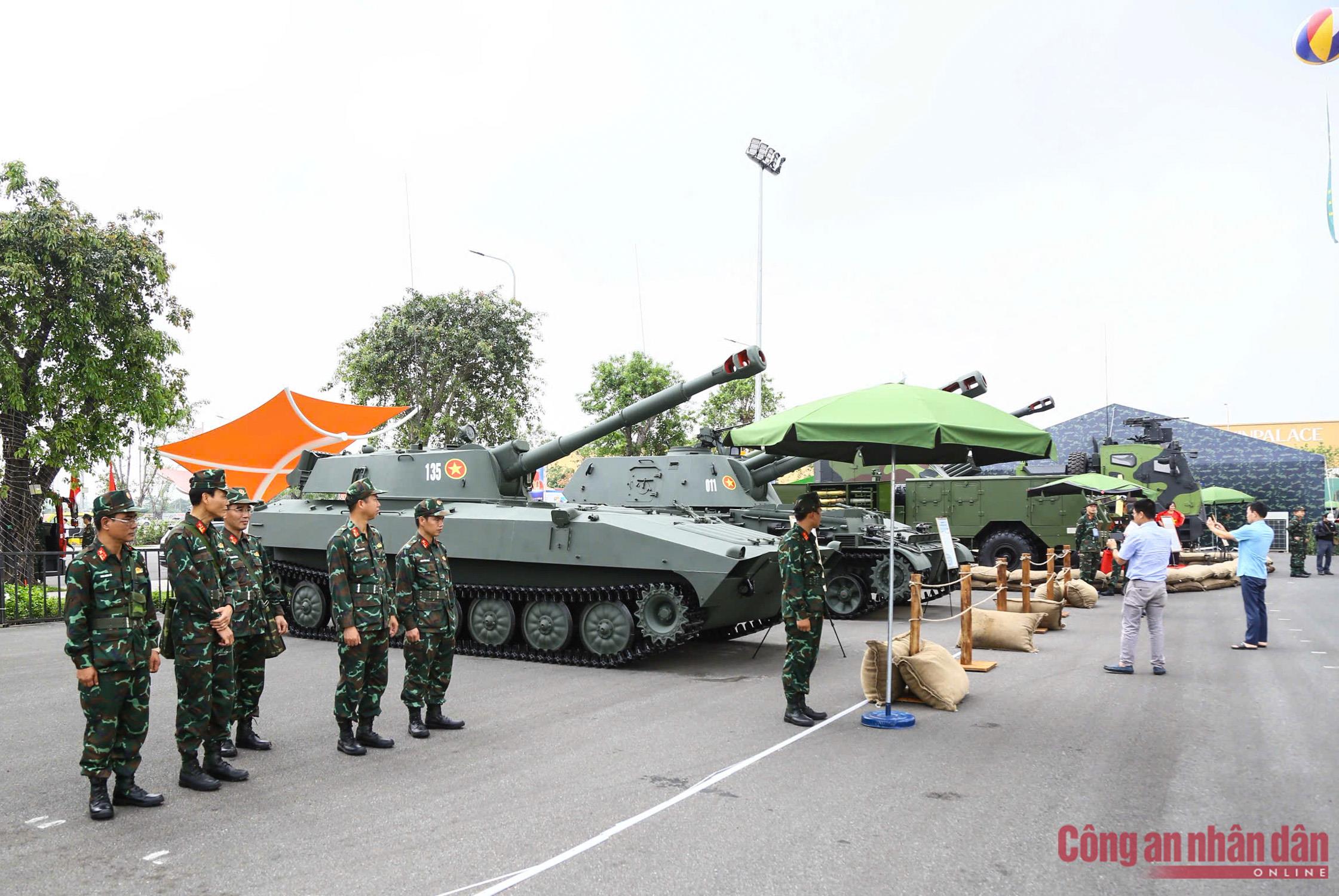 Dàn khí tài, xe chuyên dụng của CAND và QĐND tại Triển lãm Thành tựu đất nước -2