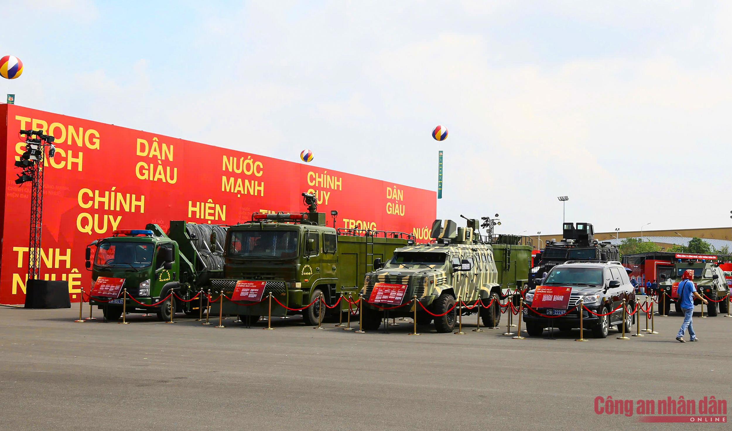 Dàn khí tài, xe chuyên dụng của CAND và QĐND tại Triển lãm Thành tựu đất nước -1