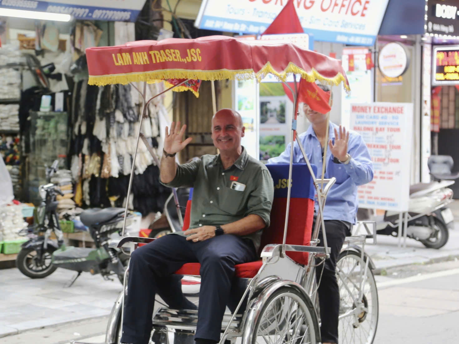 Khách quốc tế hoà cùng không khí Lễ tổng duyệt cấp Nhà nước Đại lễ A80 - 5