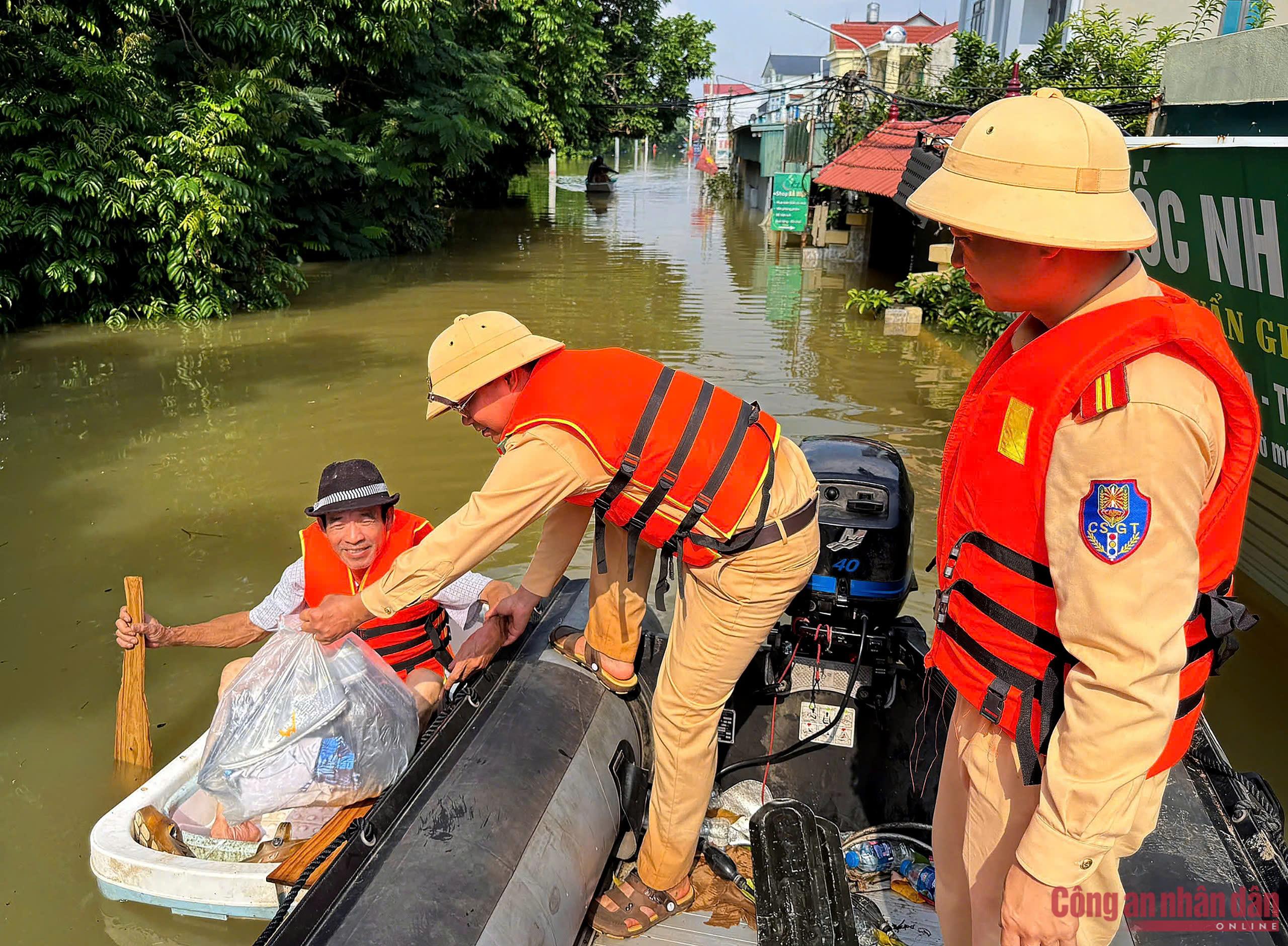 Chiến sĩ áo vàng những ngày trong tâm lũ giúp dân -2