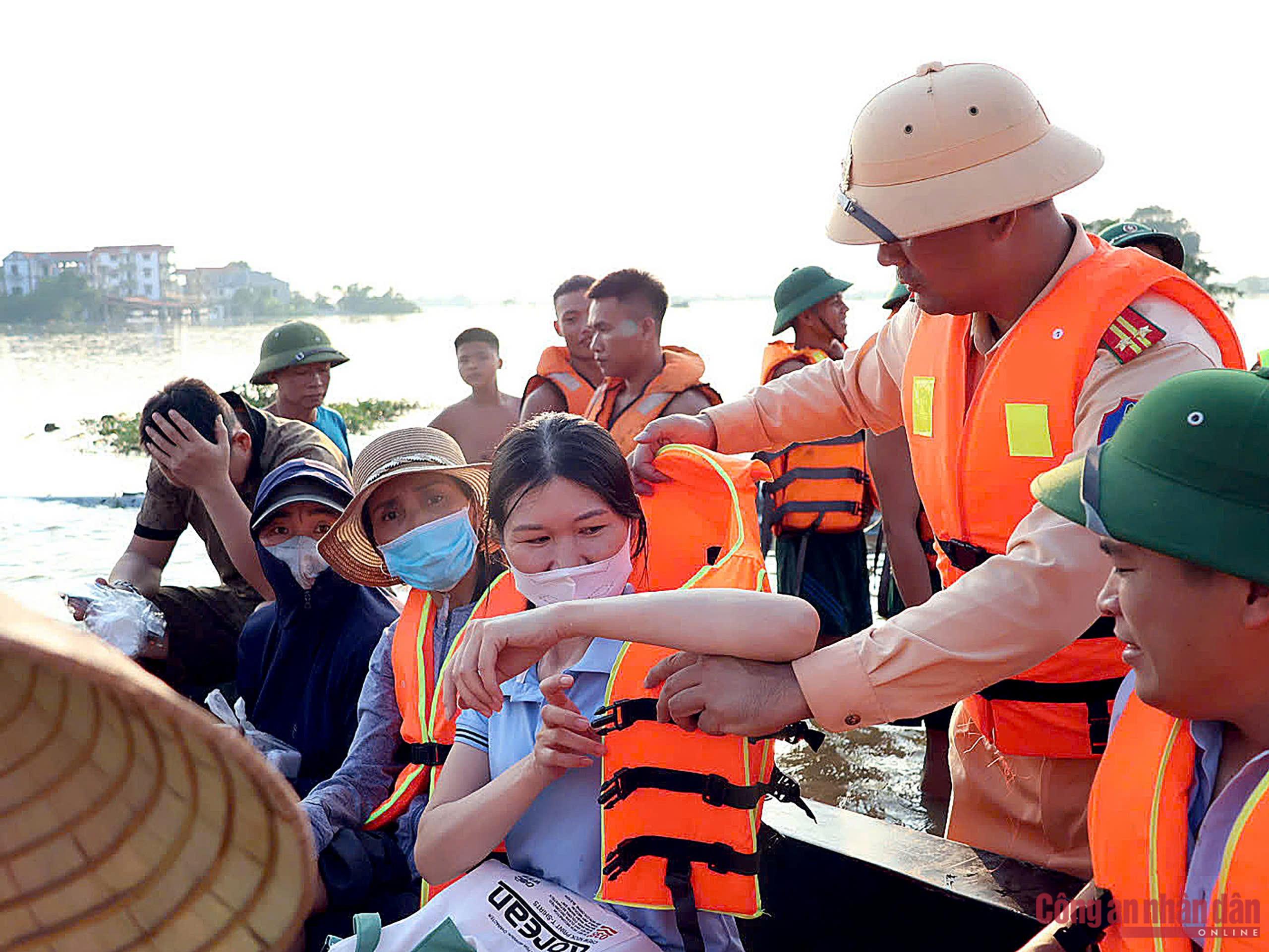 Chiến sĩ áo vàng những ngày trong tâm lũ giúp dân -1