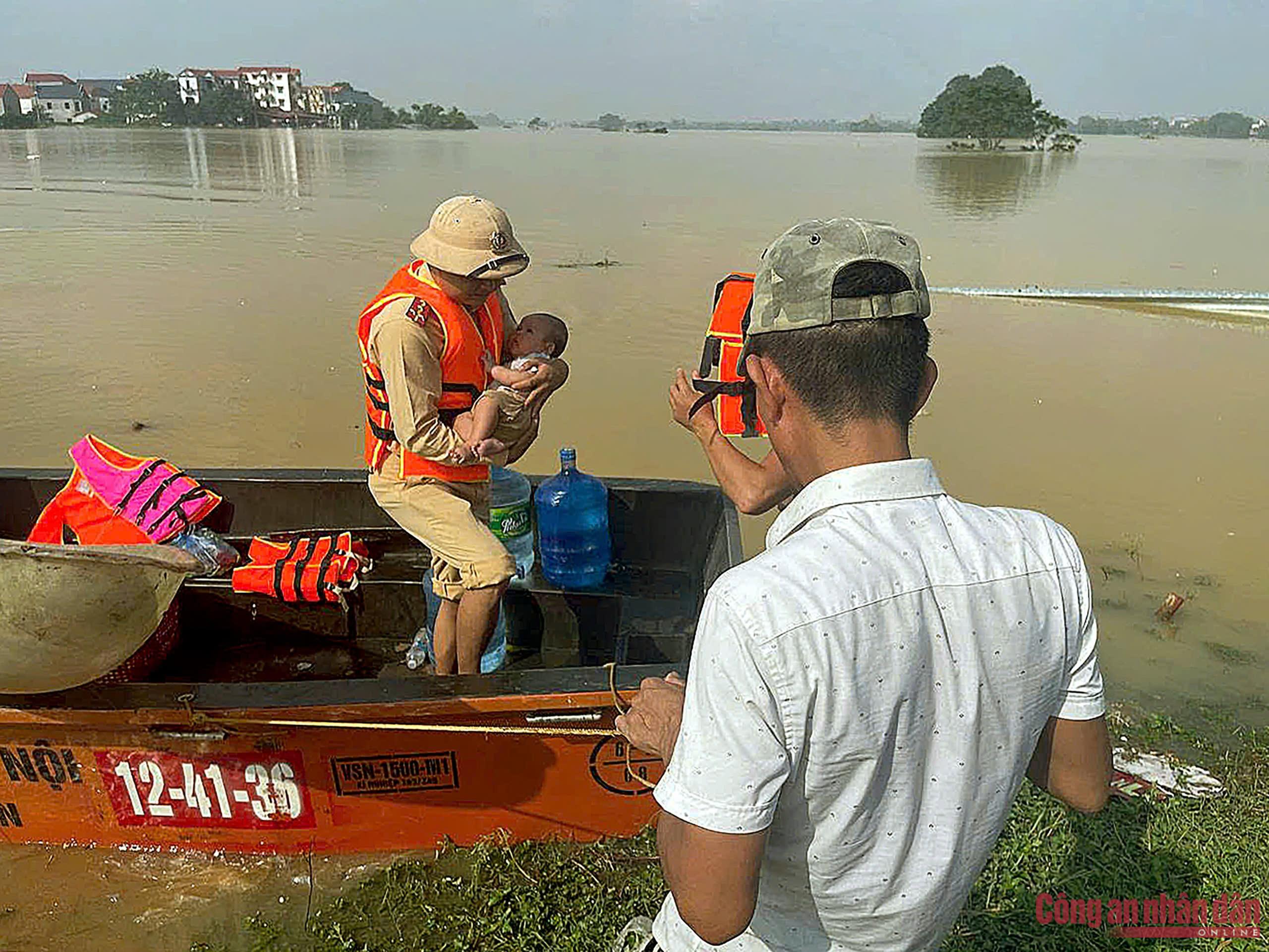 Chiến sĩ áo vàng những ngày trong tâm lũ giúp dân -0