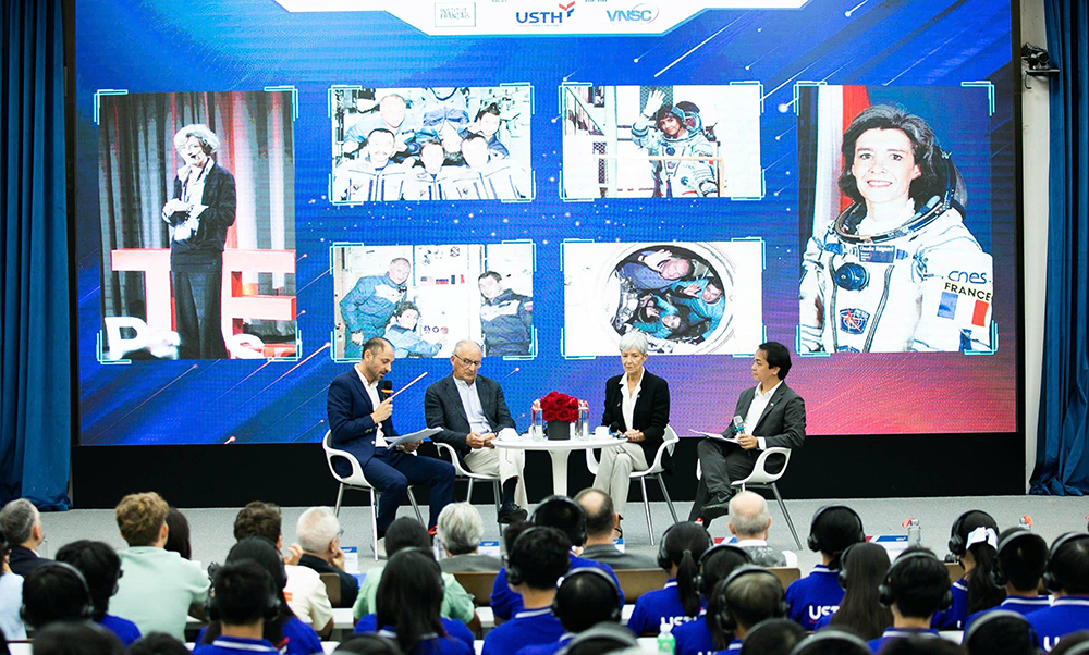Nữ phi hành gia Claudie Haigneré: “Vũ trụ đã xe duyên và khoa học dẫn lối tôi đi” -0