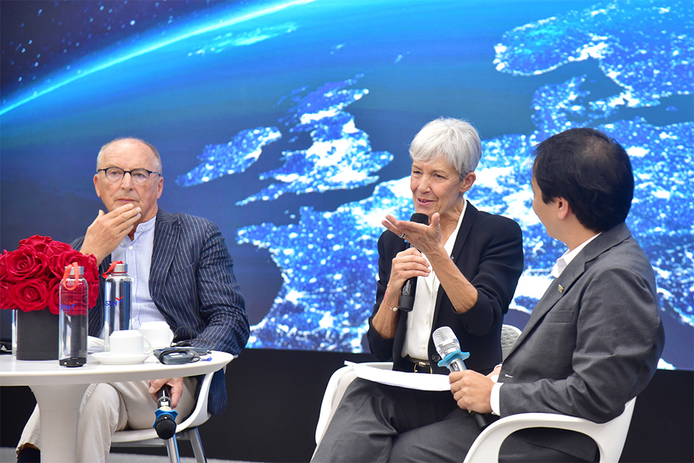 Nữ phi hành gia Claudie Haigneré: “Vũ trụ đã xe duyên và khoa học dẫn lối tôi đi” -0