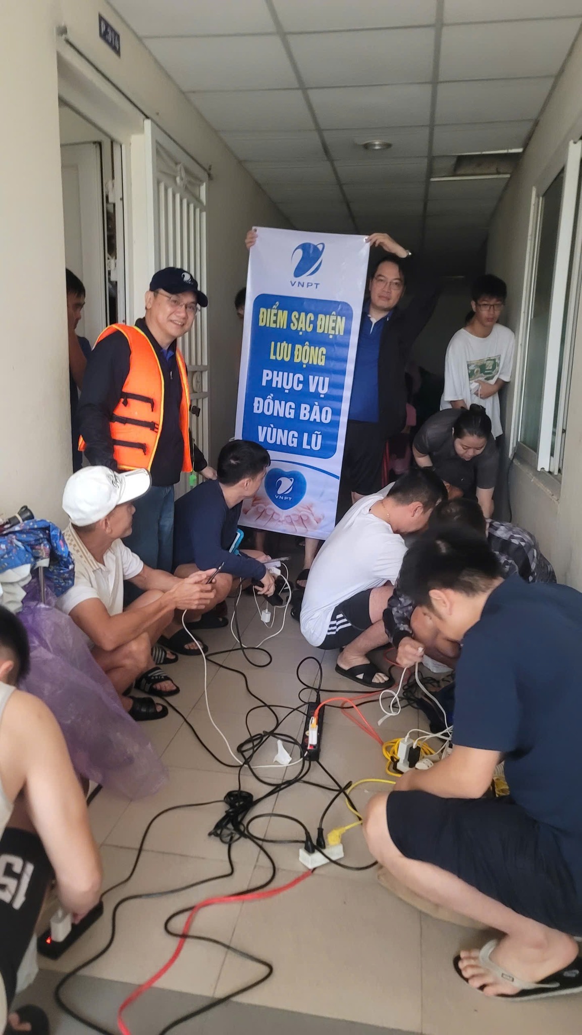 “Sóng xanh” vượt lũ, đem bình an tới bà con miền Trung -0